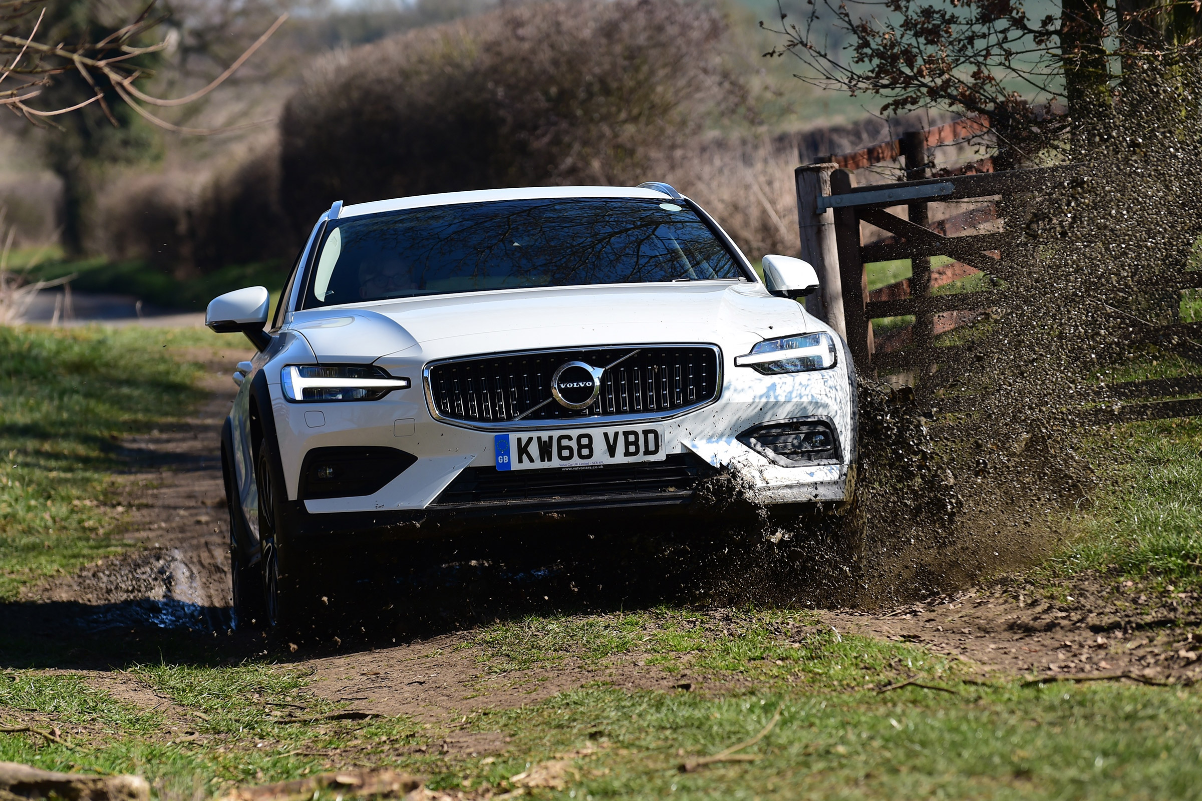Volvo V60 Cross Country - front off-road
