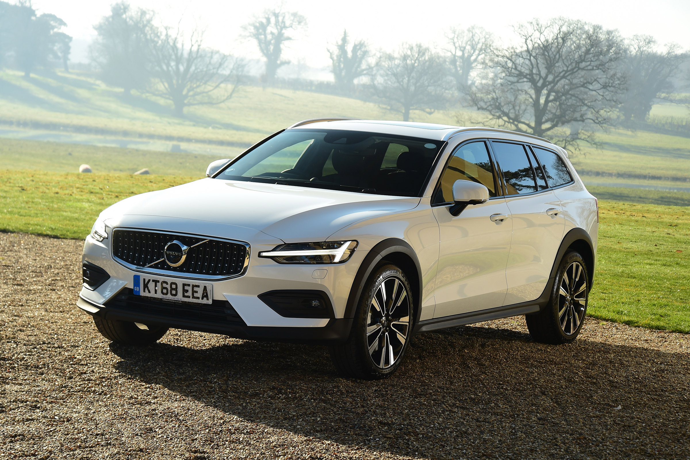 Volvo V60 Cross Country - front static