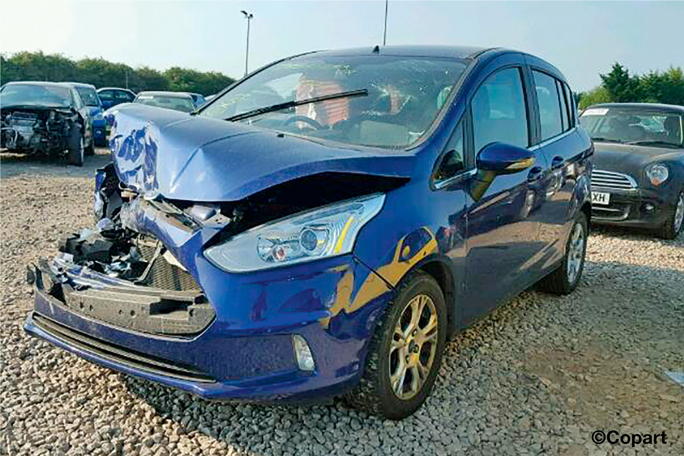 crashed ford b-max
