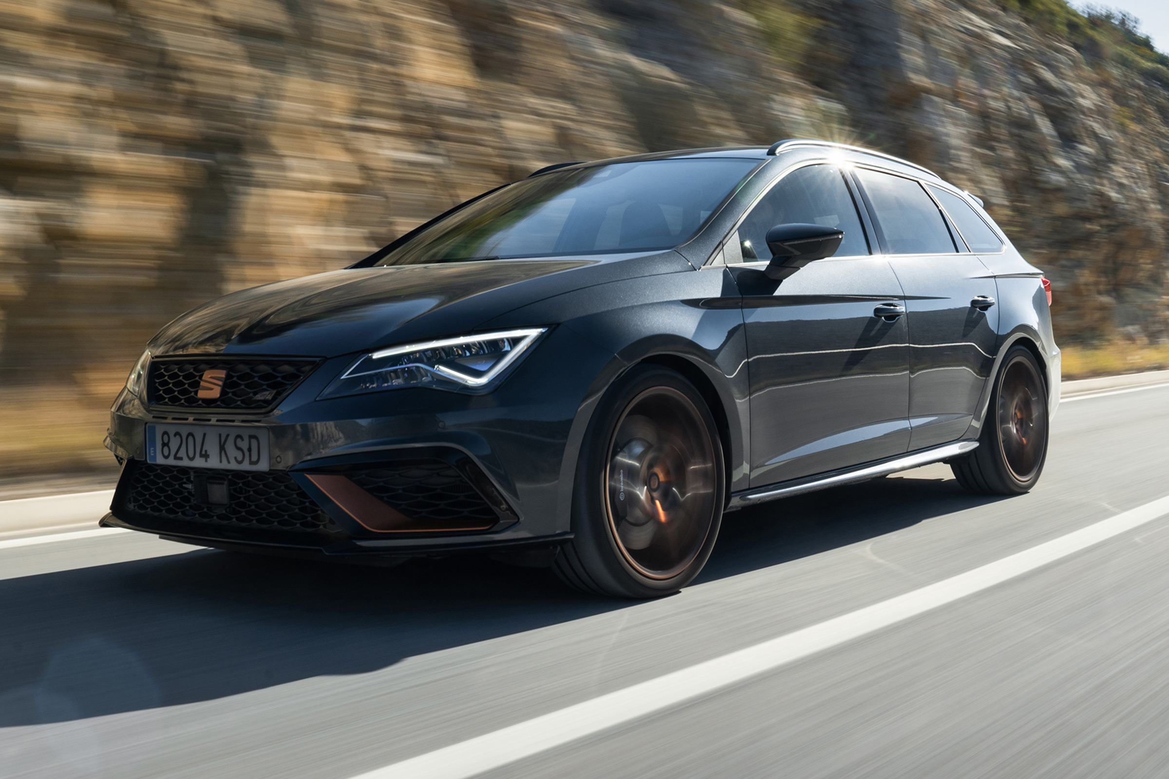 seat leon cupra r st tracking front quarter