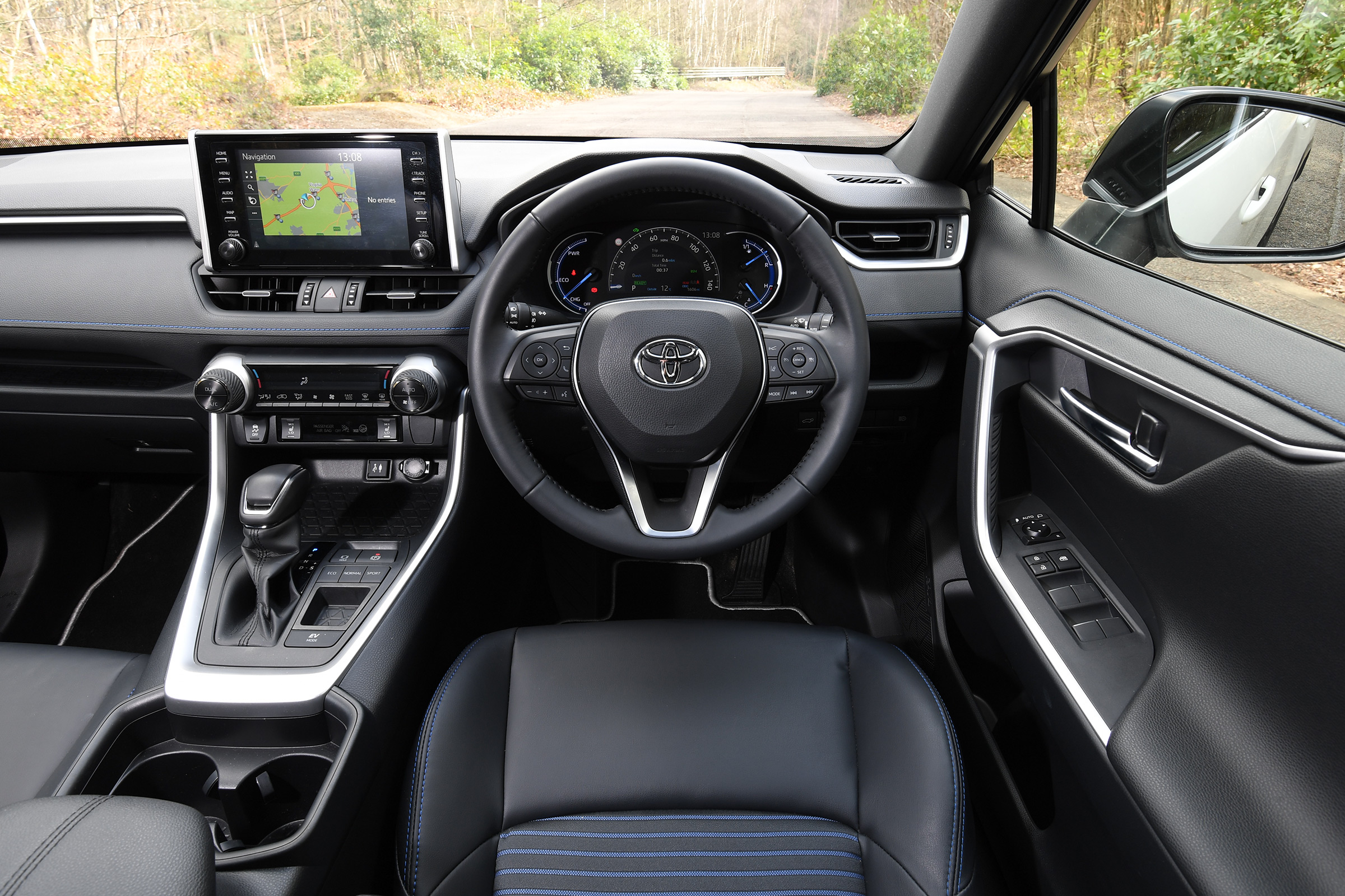 Toyota RAV4 - interior