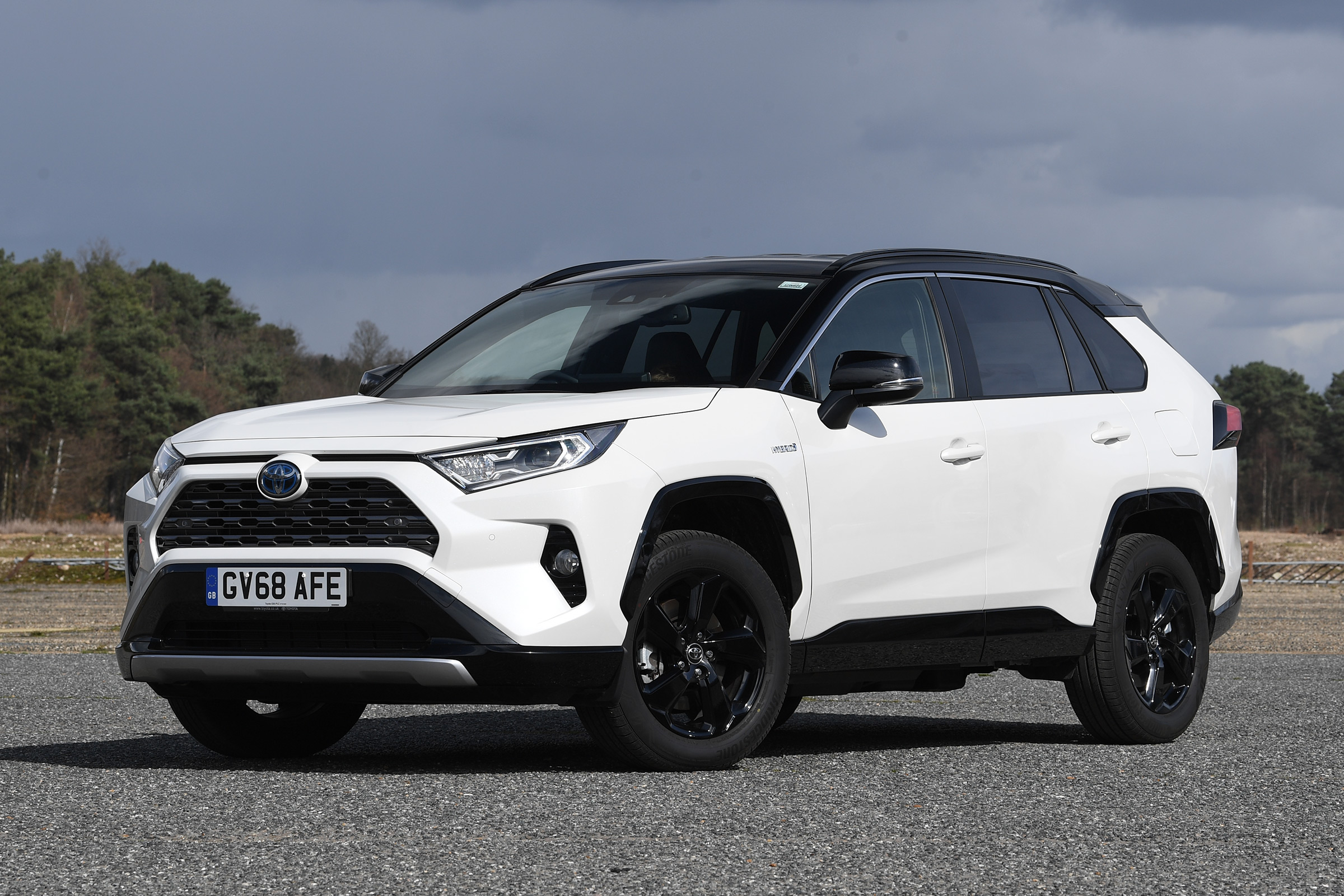 Toyota RAV4 - front 3/4 static