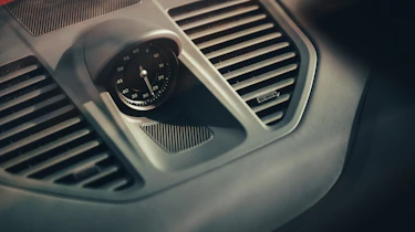 Porsche 911 Carrera S - clock
