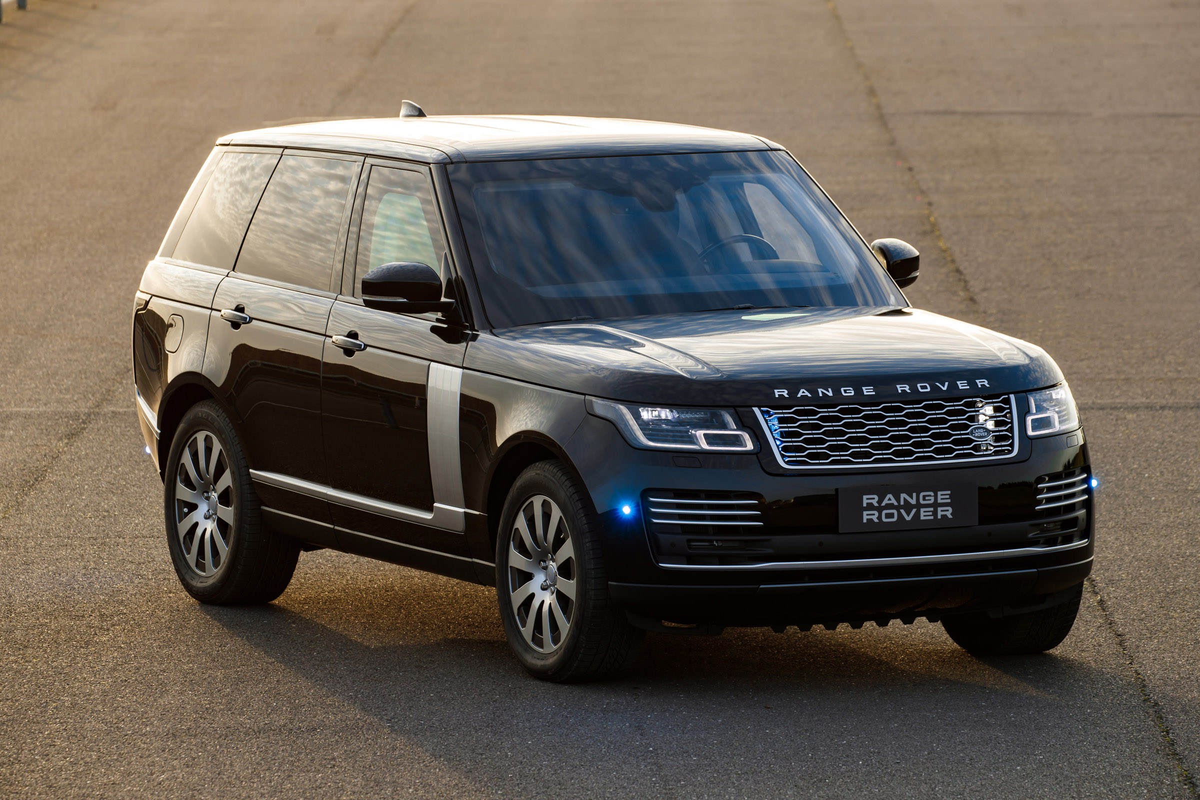 Range Rover Sentinel front