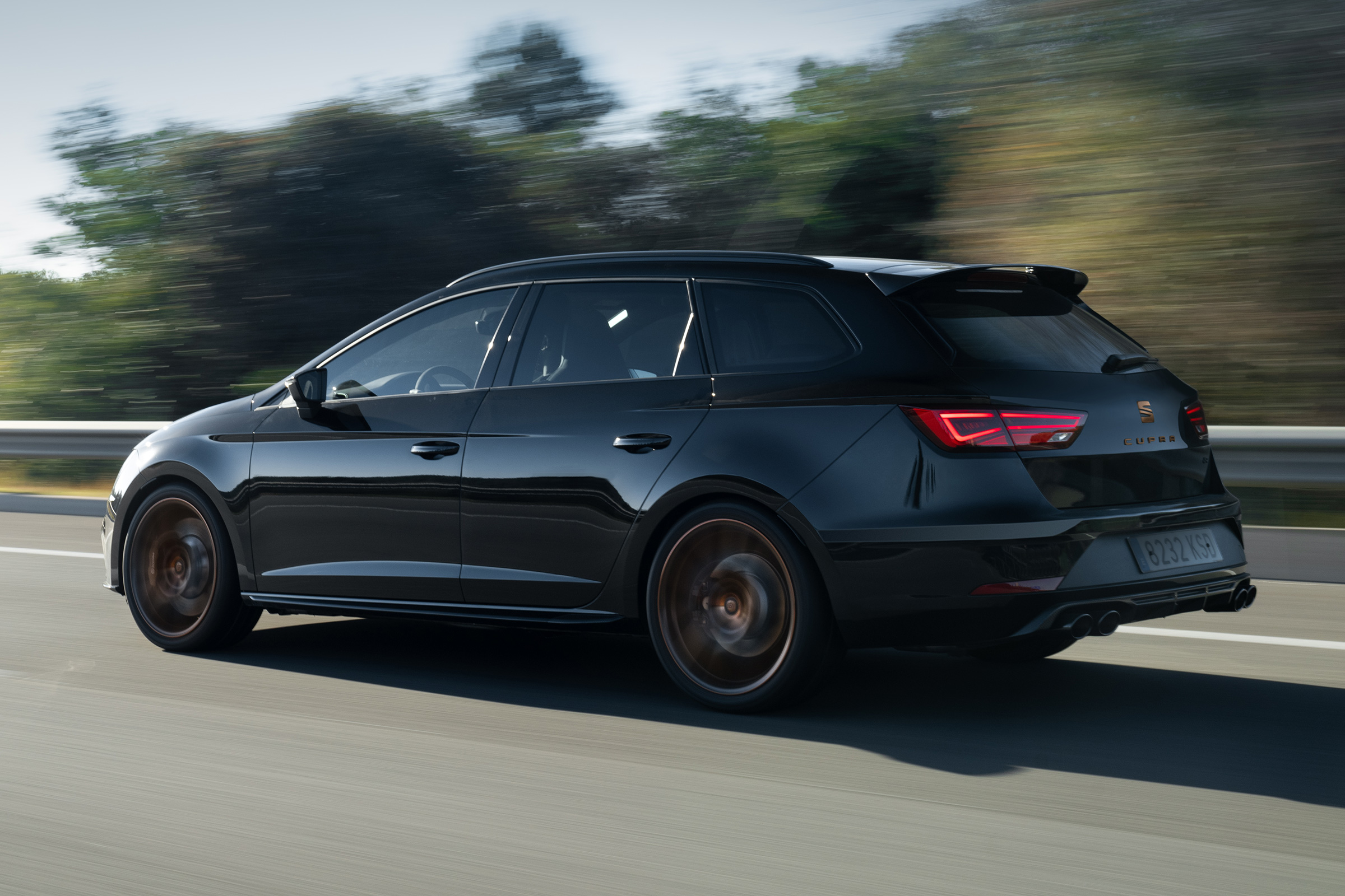 SEAT Leon Cupra R ST - rear 3/4 tracking