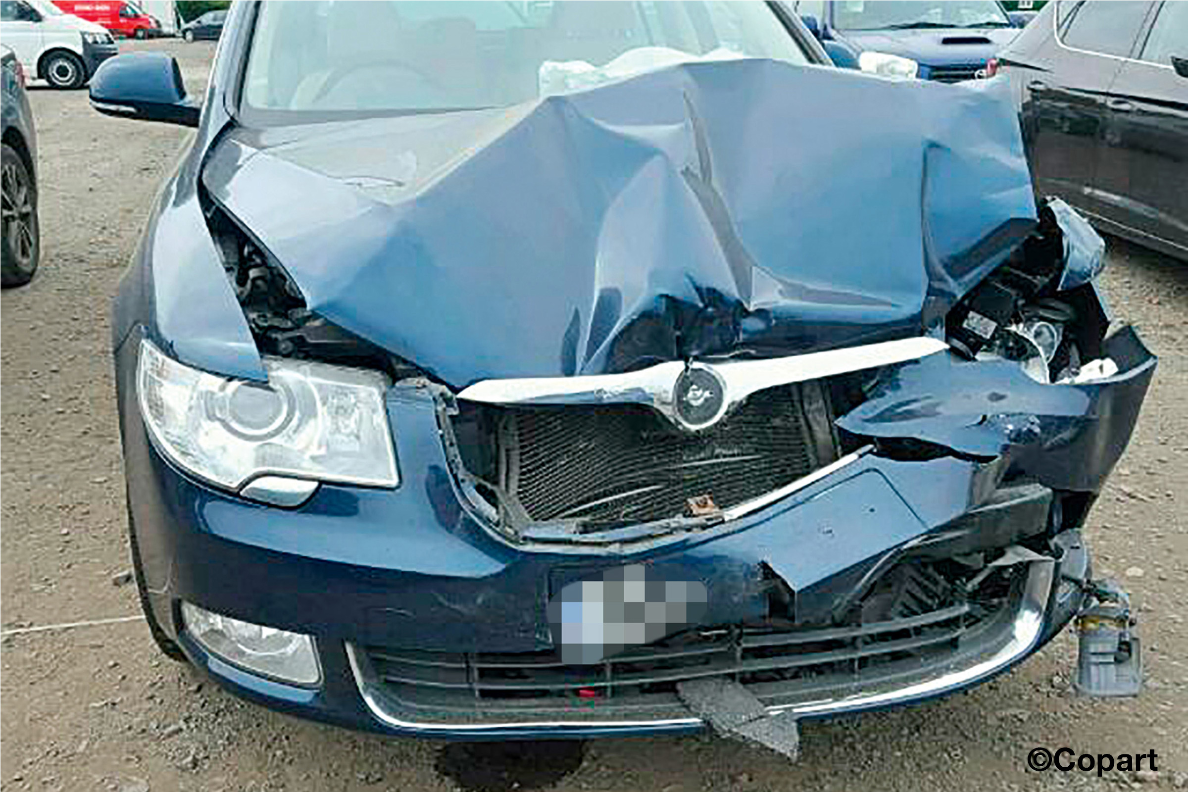 crashed skoda superb
