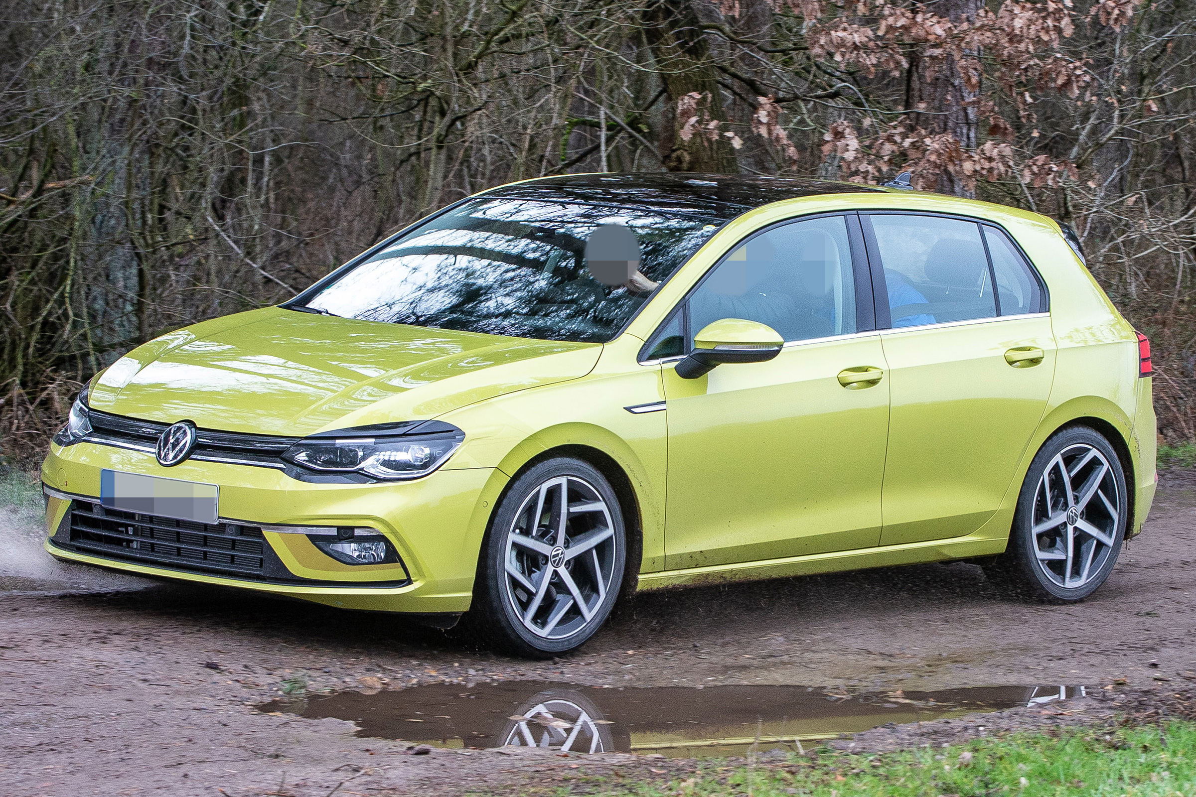 Volkswagen Golf Mk8 - undisguised front 3/4