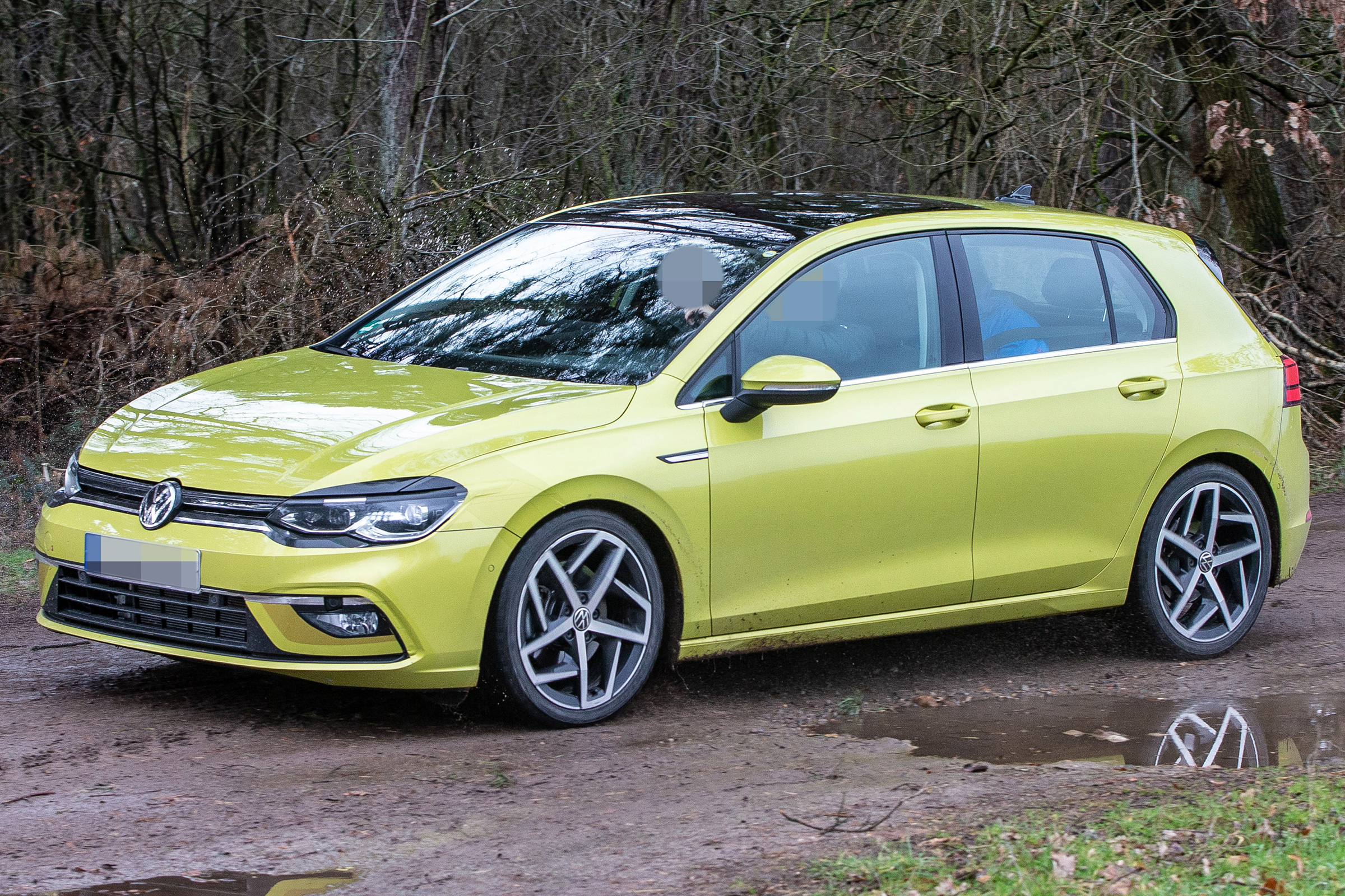 Volkswagen Golf Mk8 - undisguised front 3/4