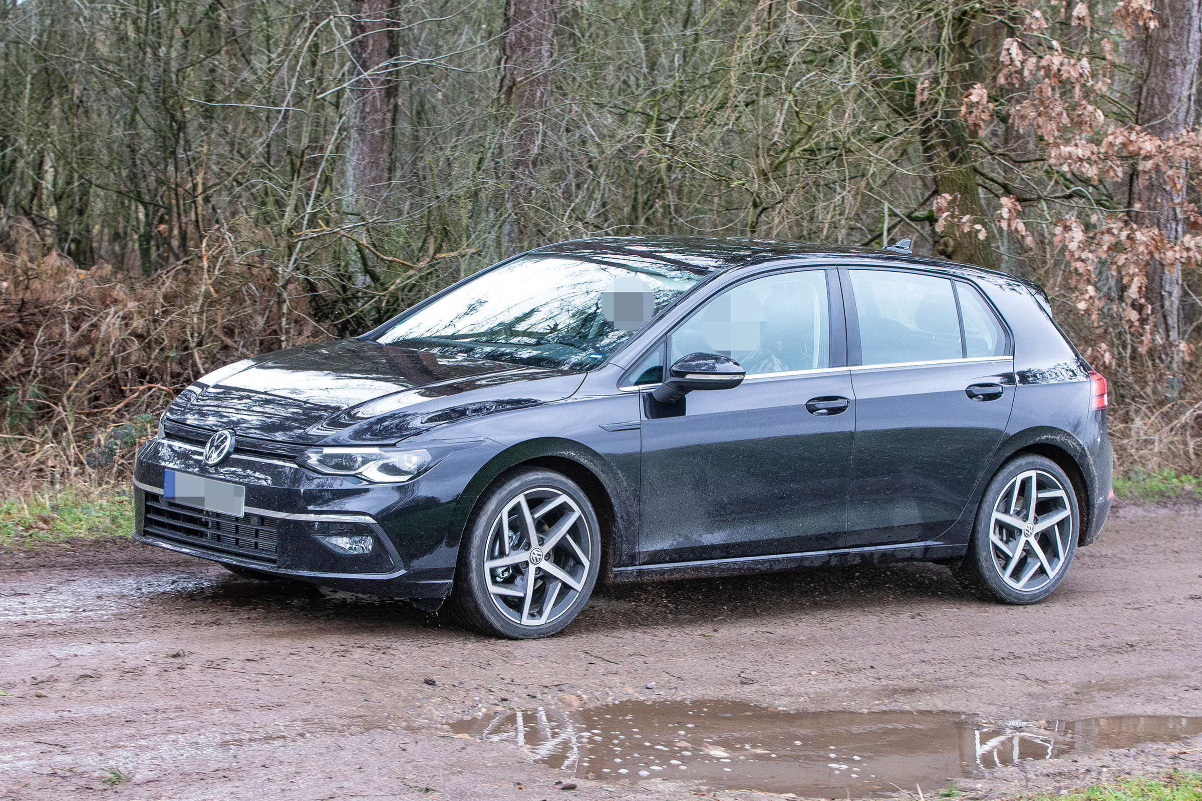 Volkswagen Golf Mk8 - undisguised  3/4