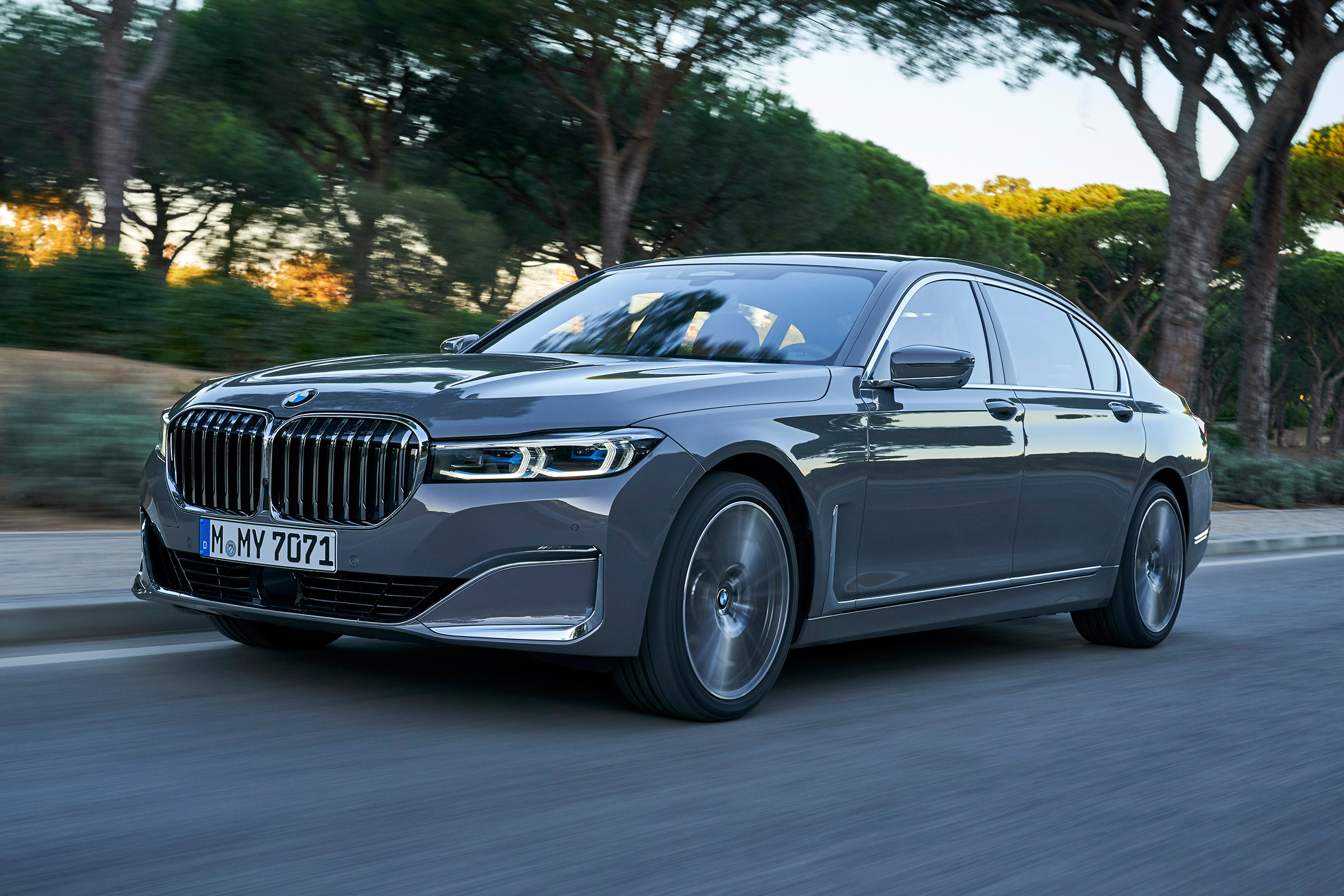 BMW 750i - front