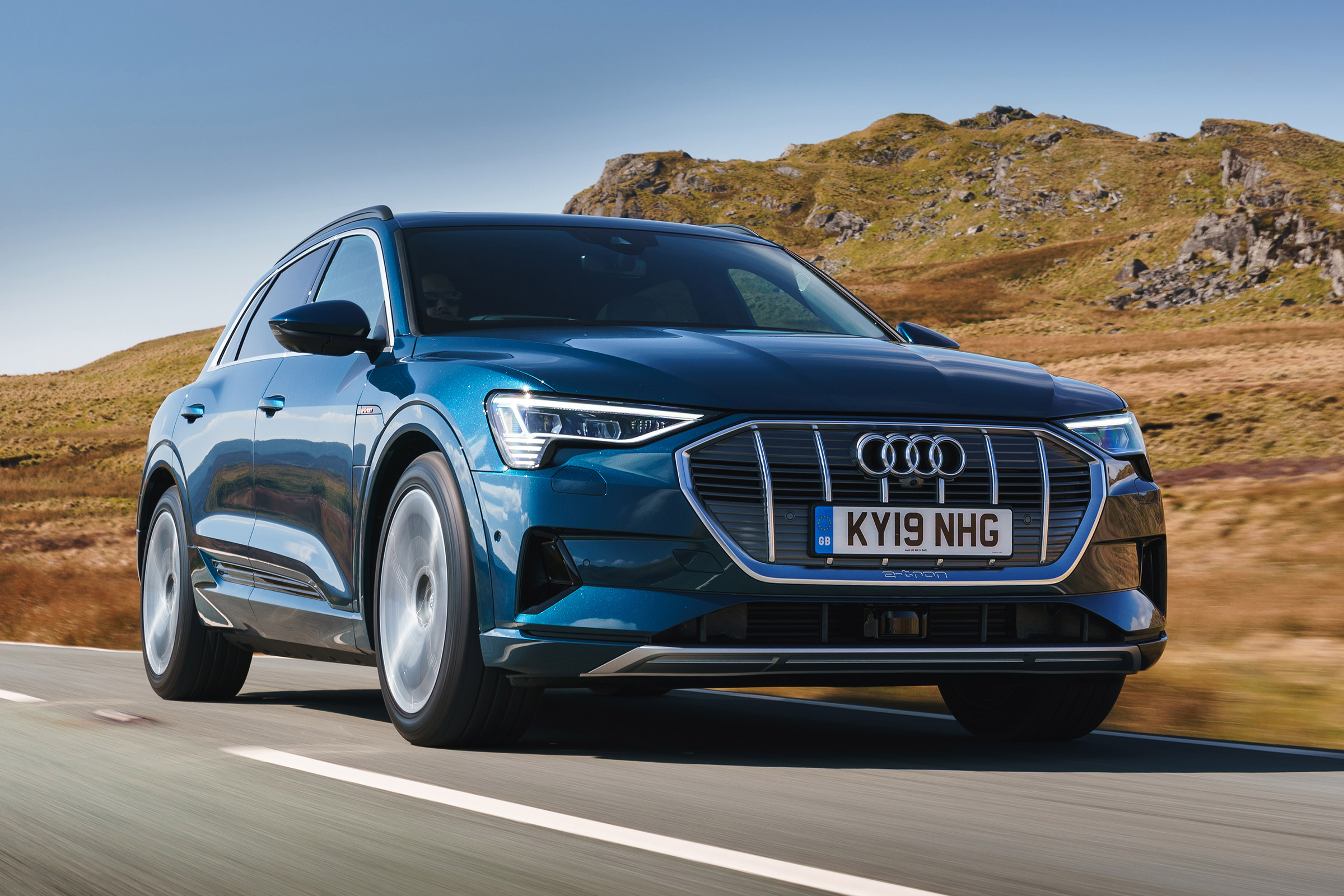 Audi e-tron - front tracking