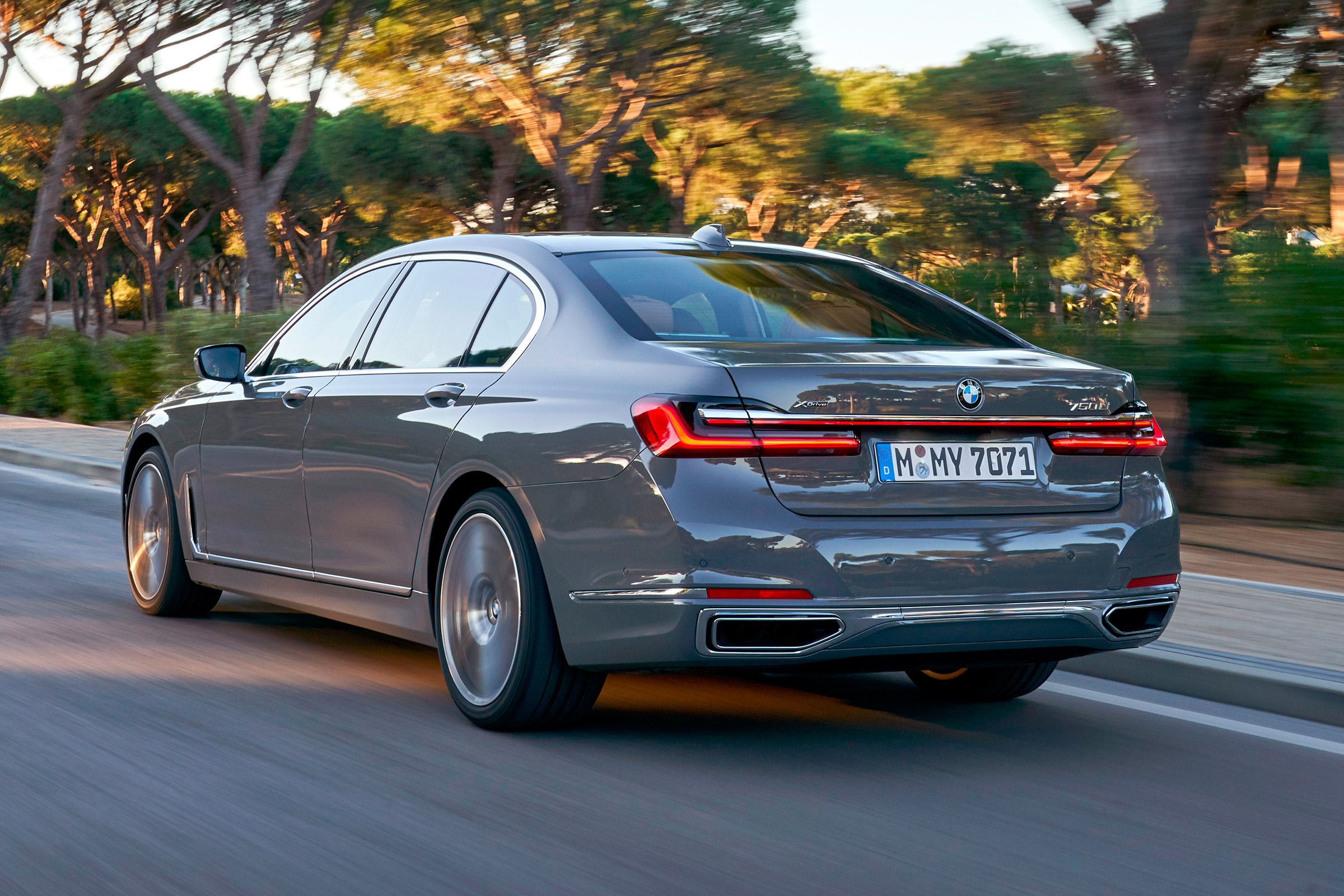 BMW 750i - rear
