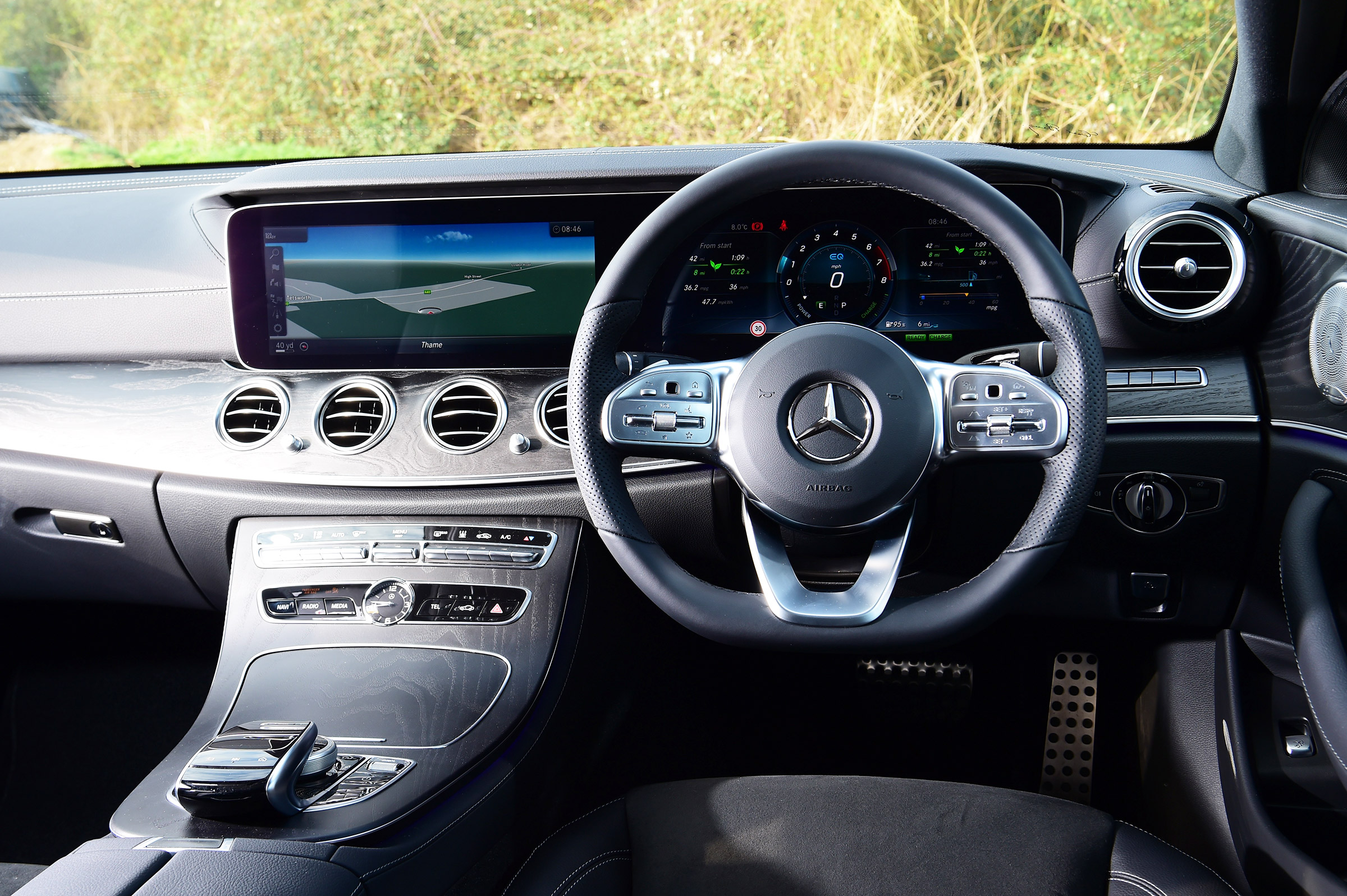 Mercedes E 300 e - dash