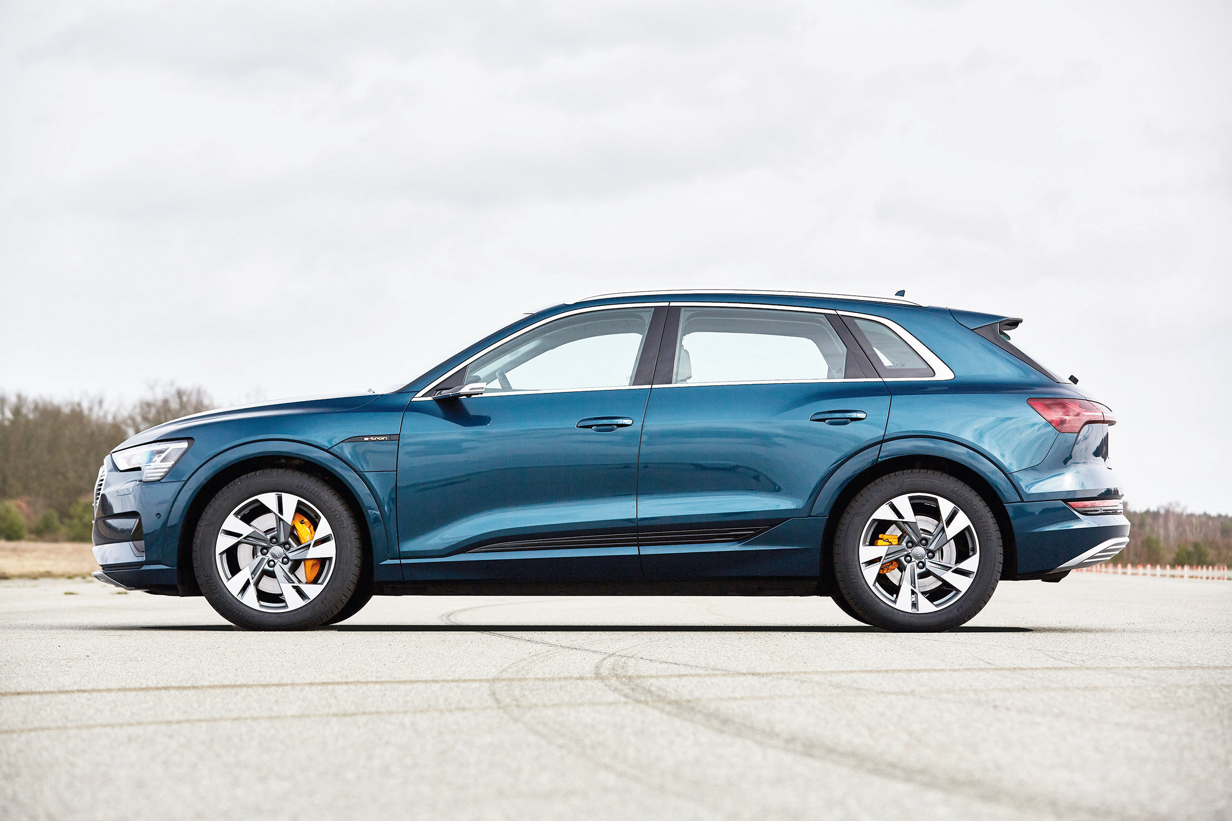 Audi e-tron - side