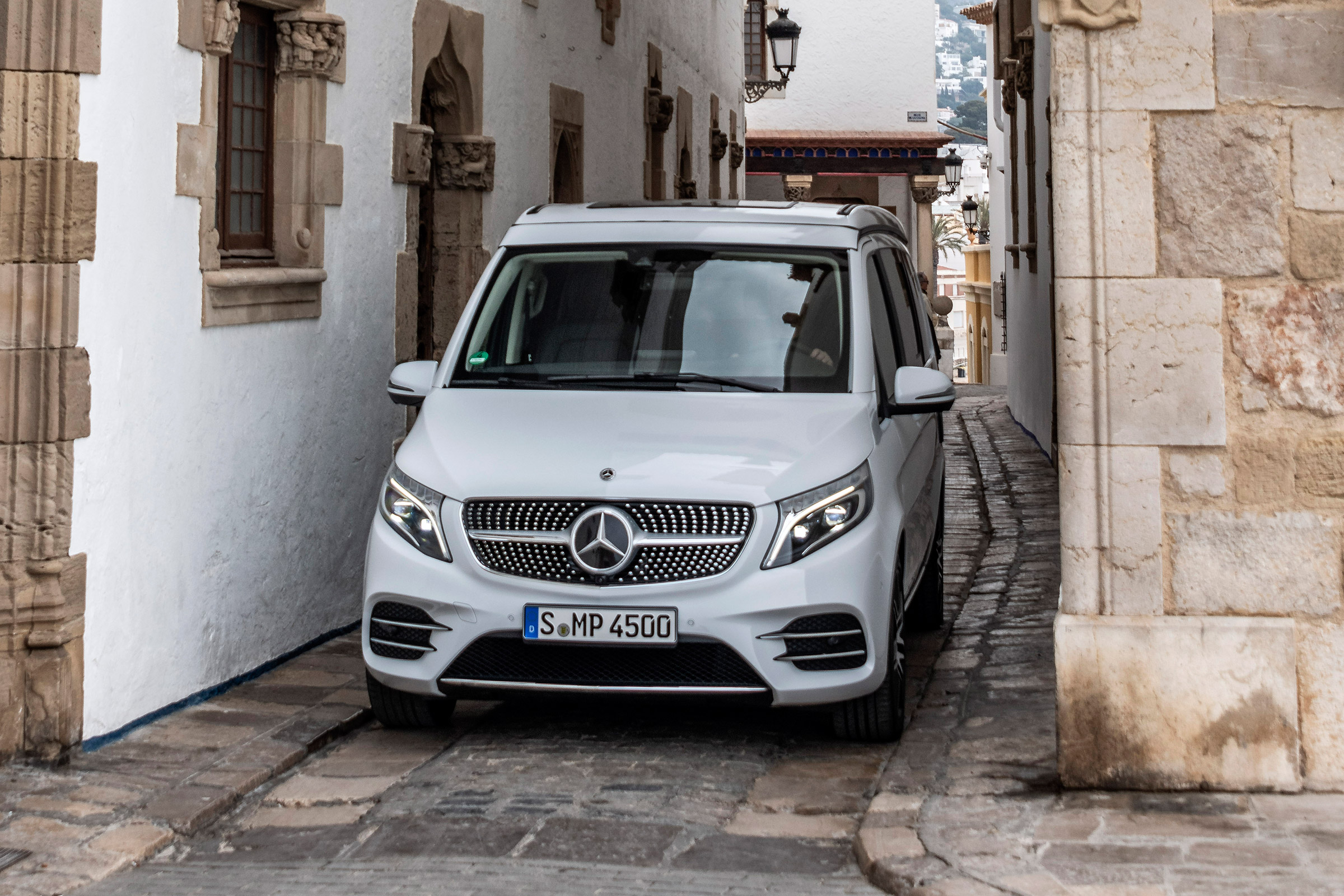 Mercedes V-Class Marco Polo - front action
