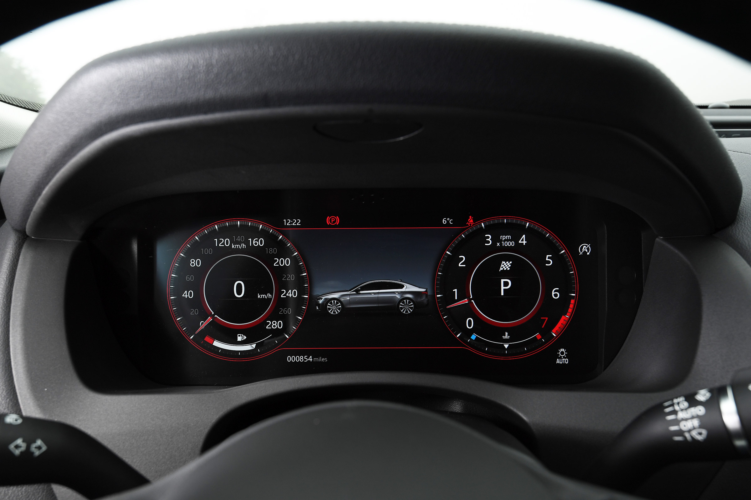 Jaguar XE - dials