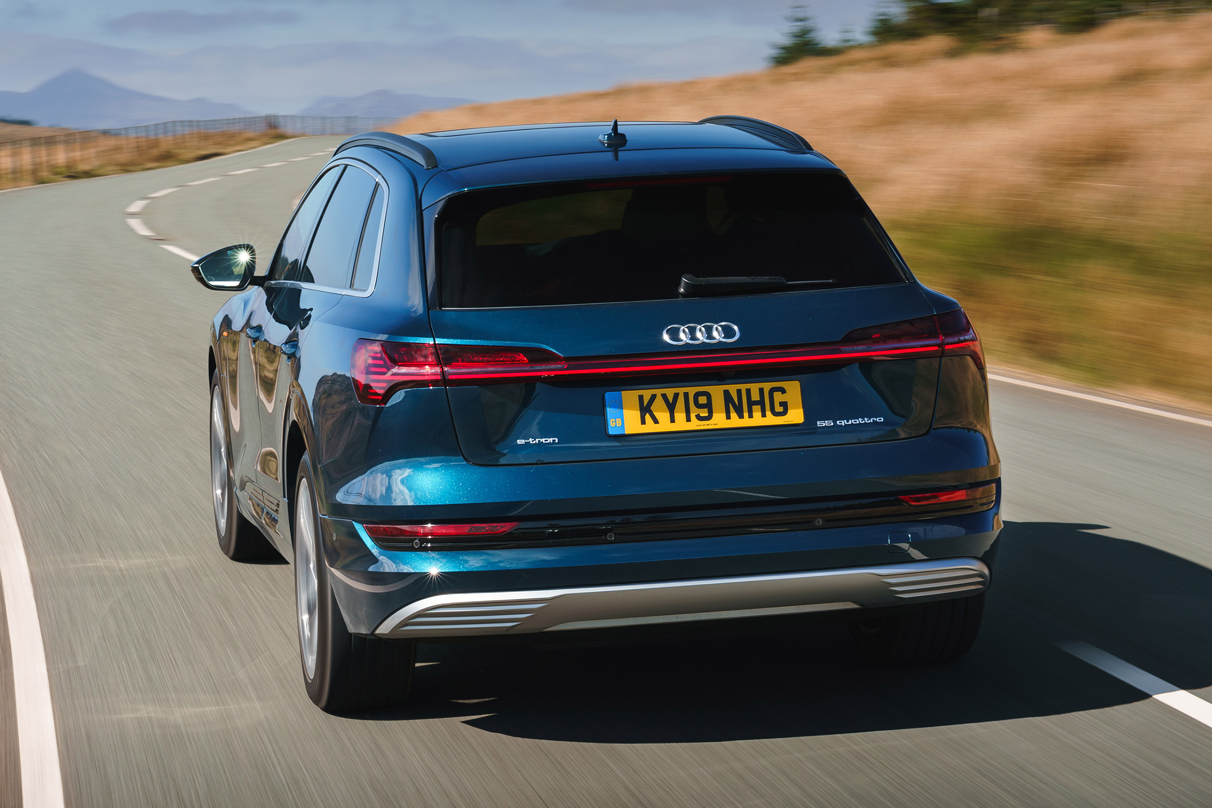 Audi e-tron - rear tracking