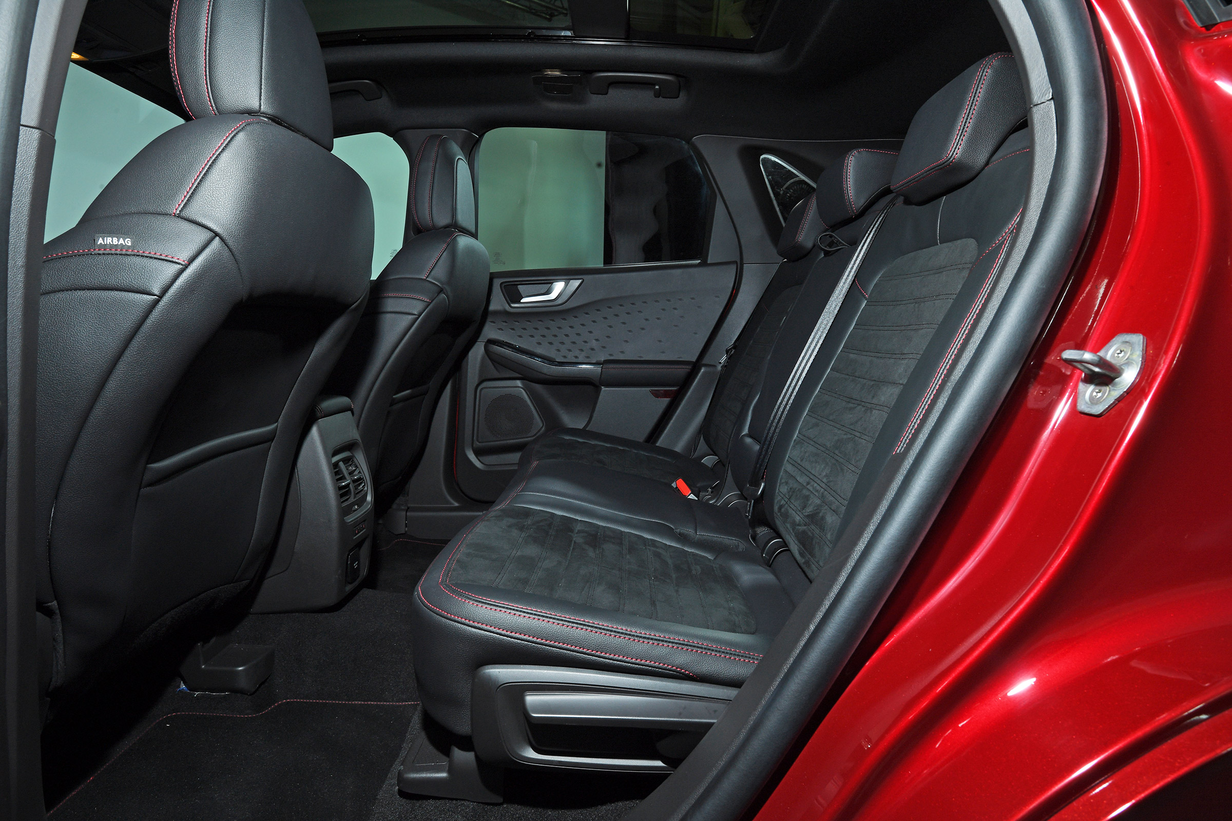 Ford Kuga - studio rear seats