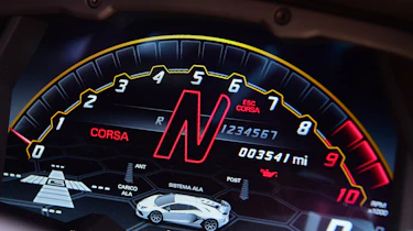 Lamborghini Aventador SVJ - dials