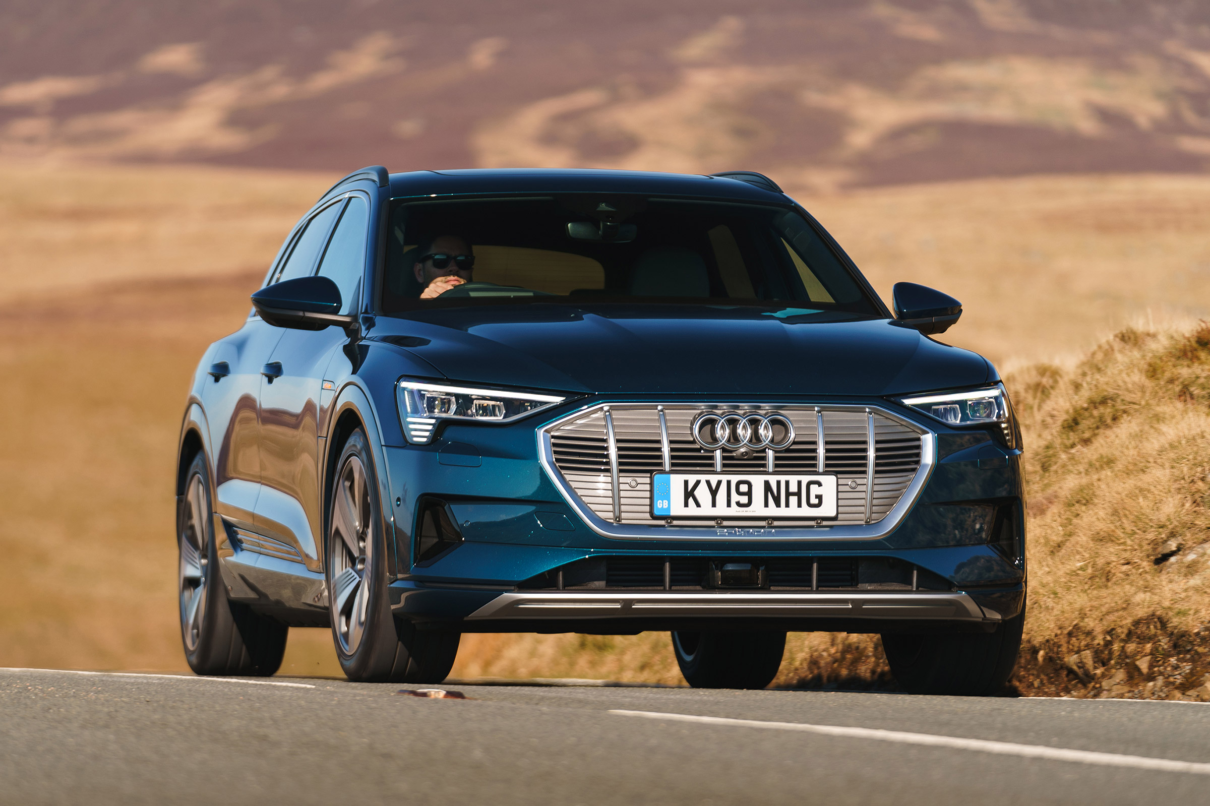 Audi e-tron - front cornering