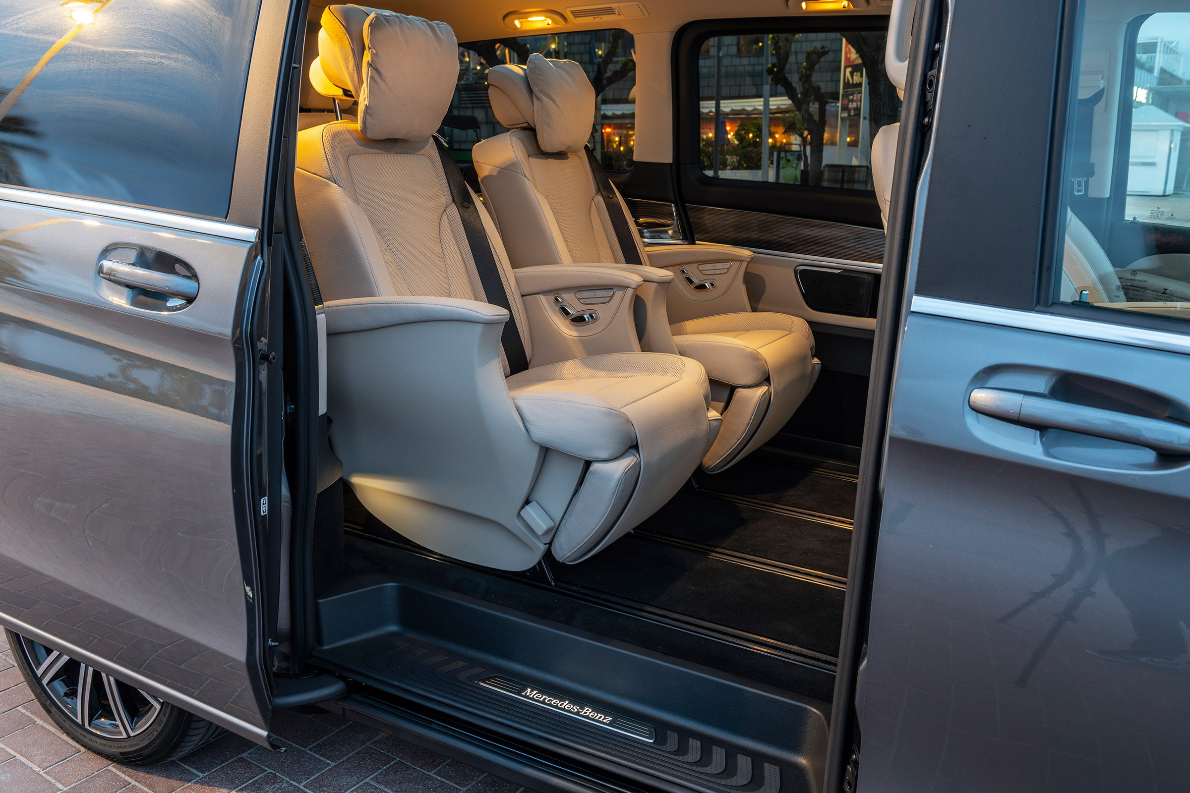 Mercedes V-Class - door open