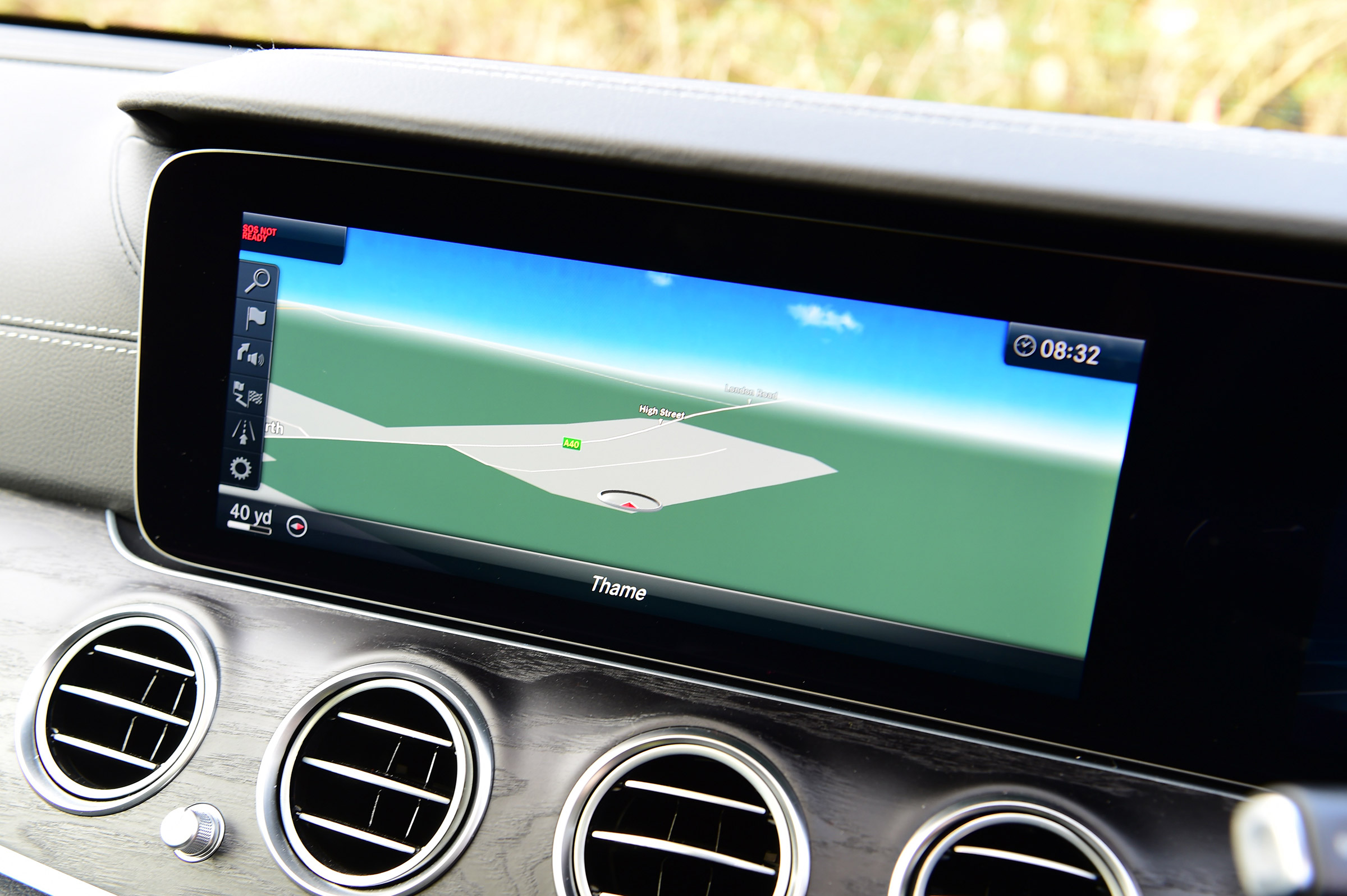 Mercedes E 300 e - sat-nav
