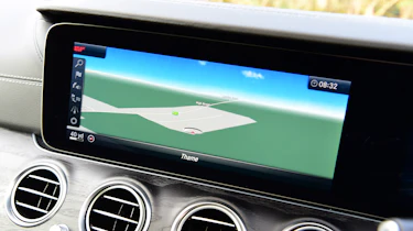 Mercedes E 300 e - sat-nav