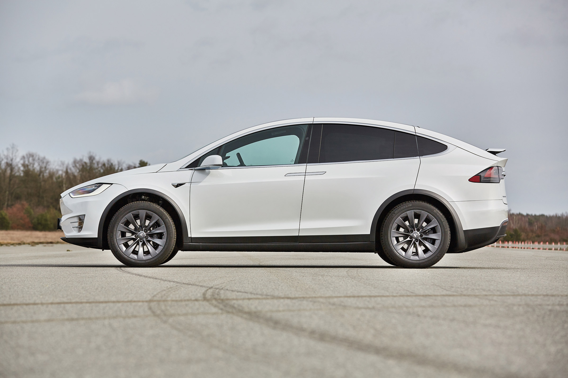 Tesla Model X - side
