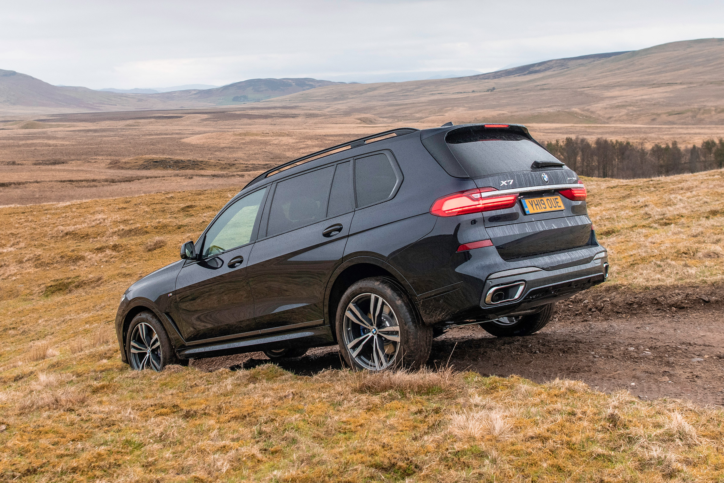 BMW X7 - rear off-road
