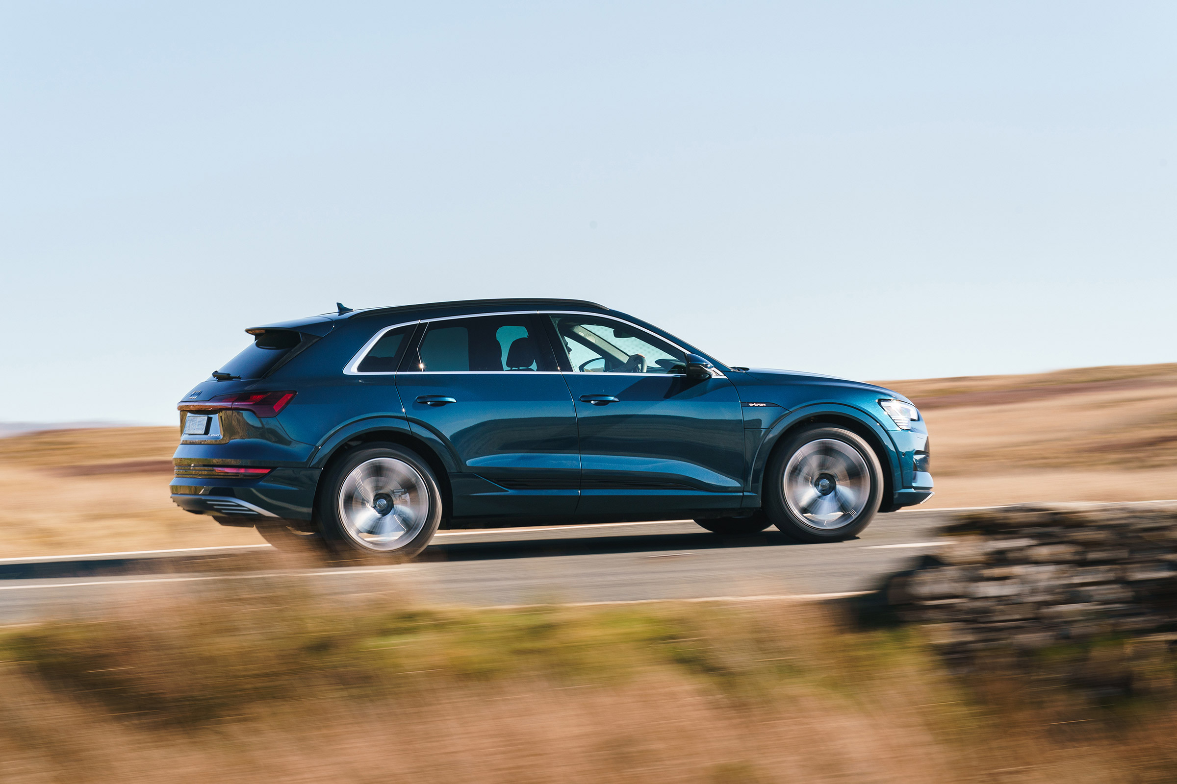 Audi e-tron - side