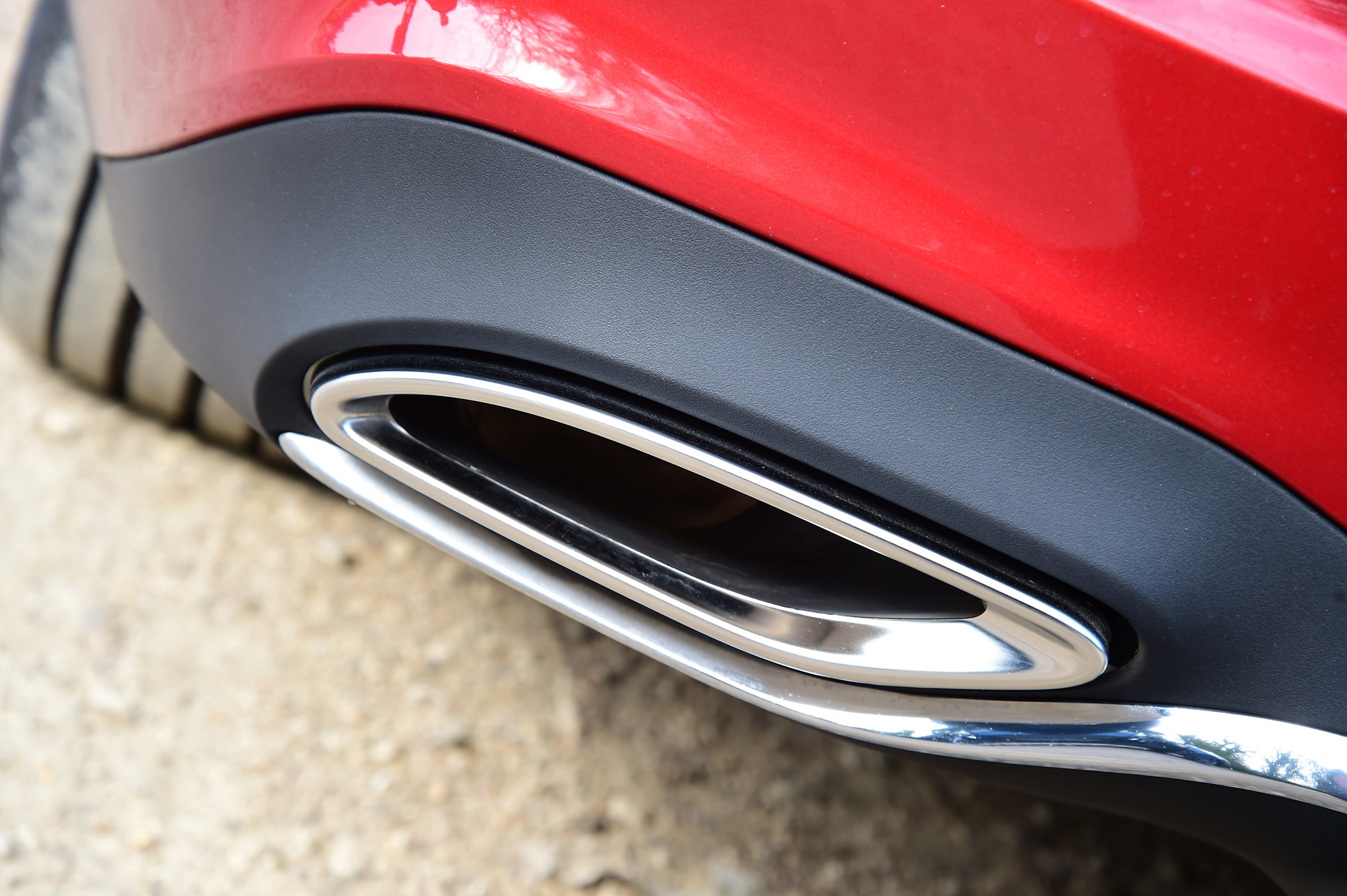 Mercedes E 300 e - exhaust