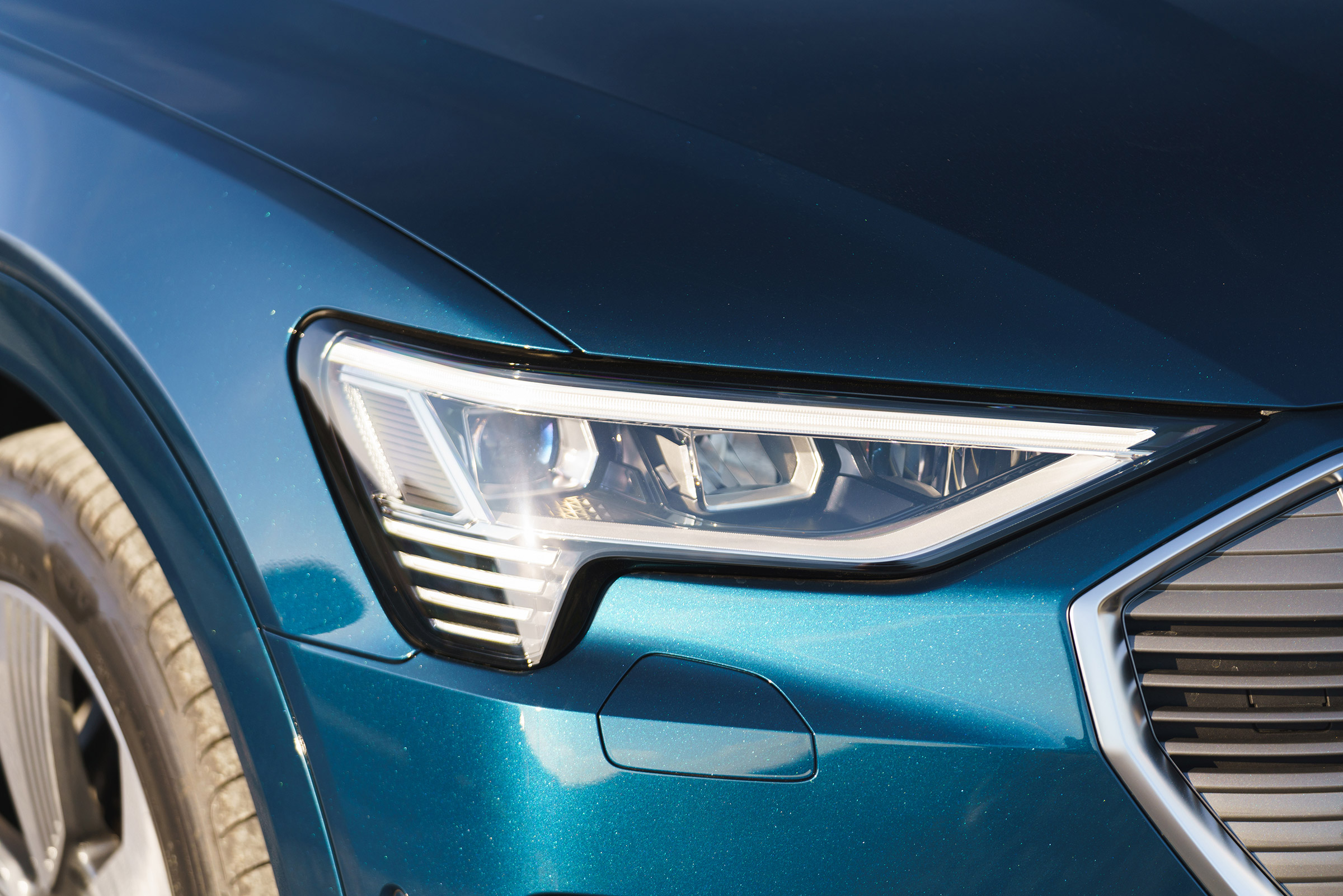 Audi e-tron - front light
