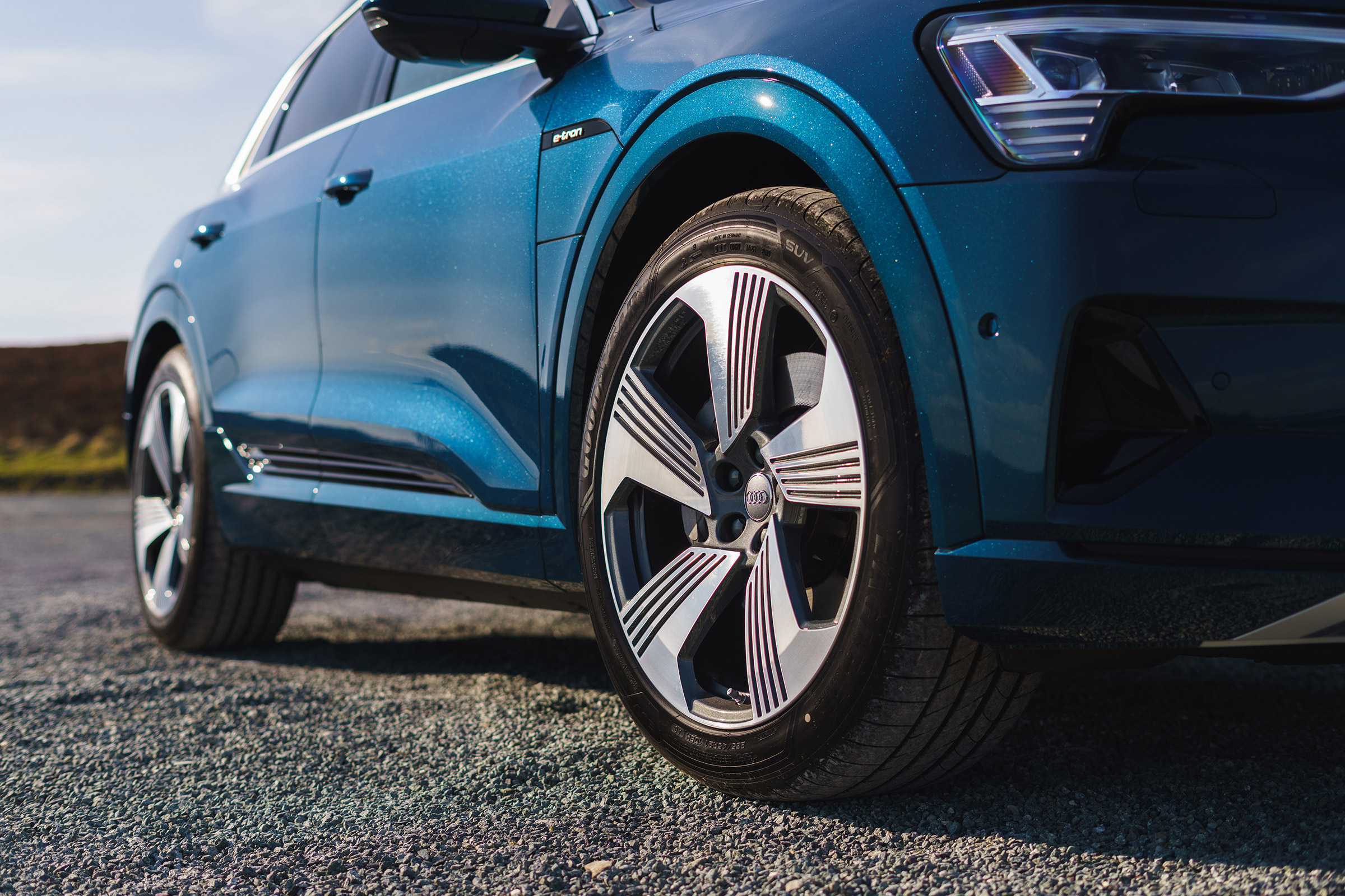 Audi e-tron - side profile