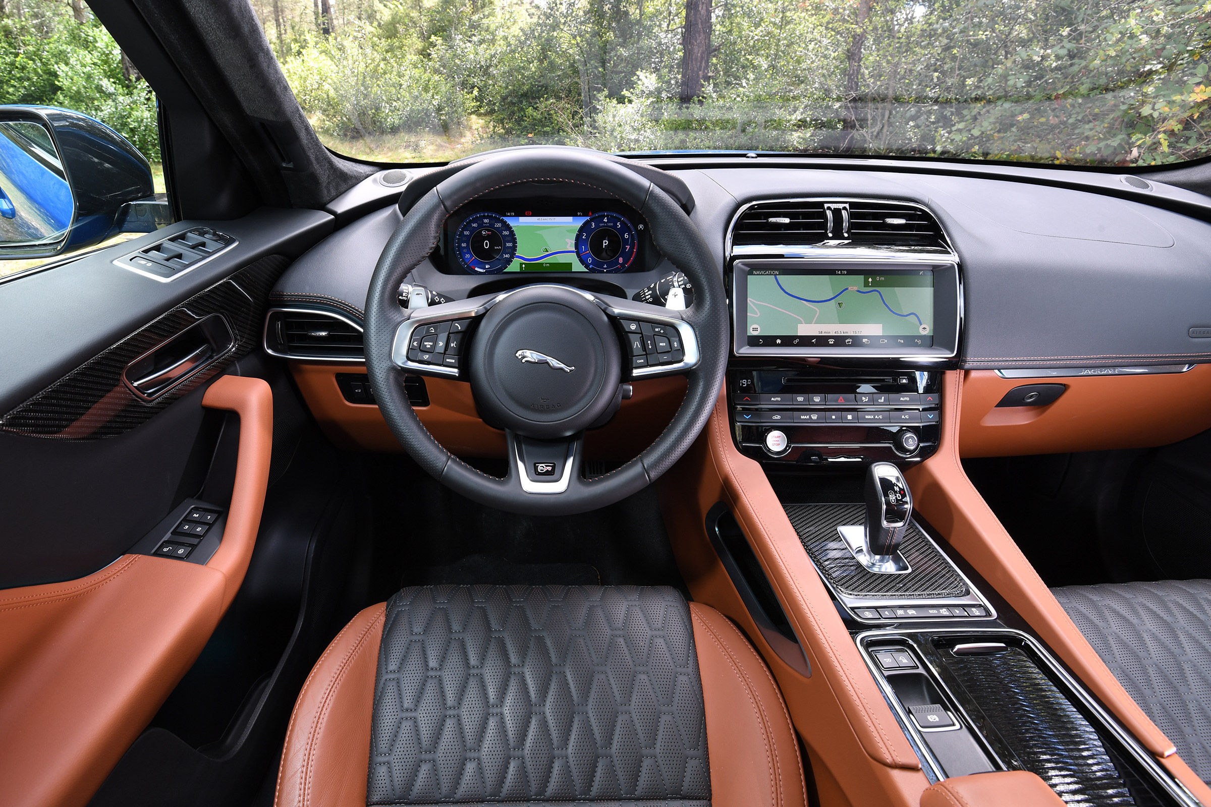 Jaguar F-Pace SVR - dash