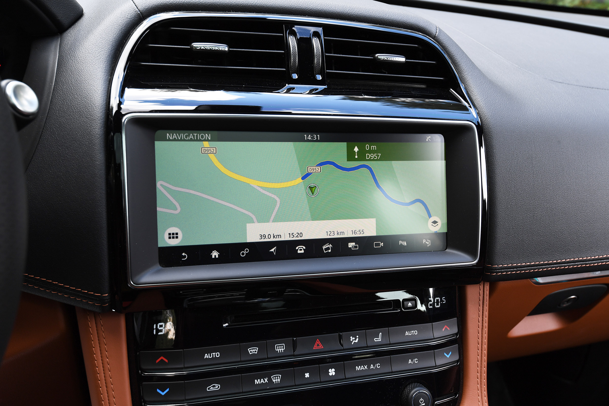 Jaguar F-Pace SVR - sat-nav