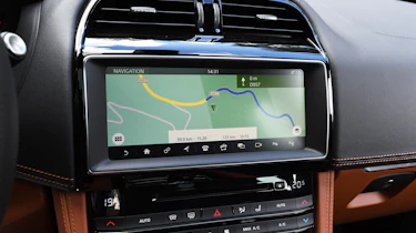 Jaguar F-Pace SVR - sat-nav