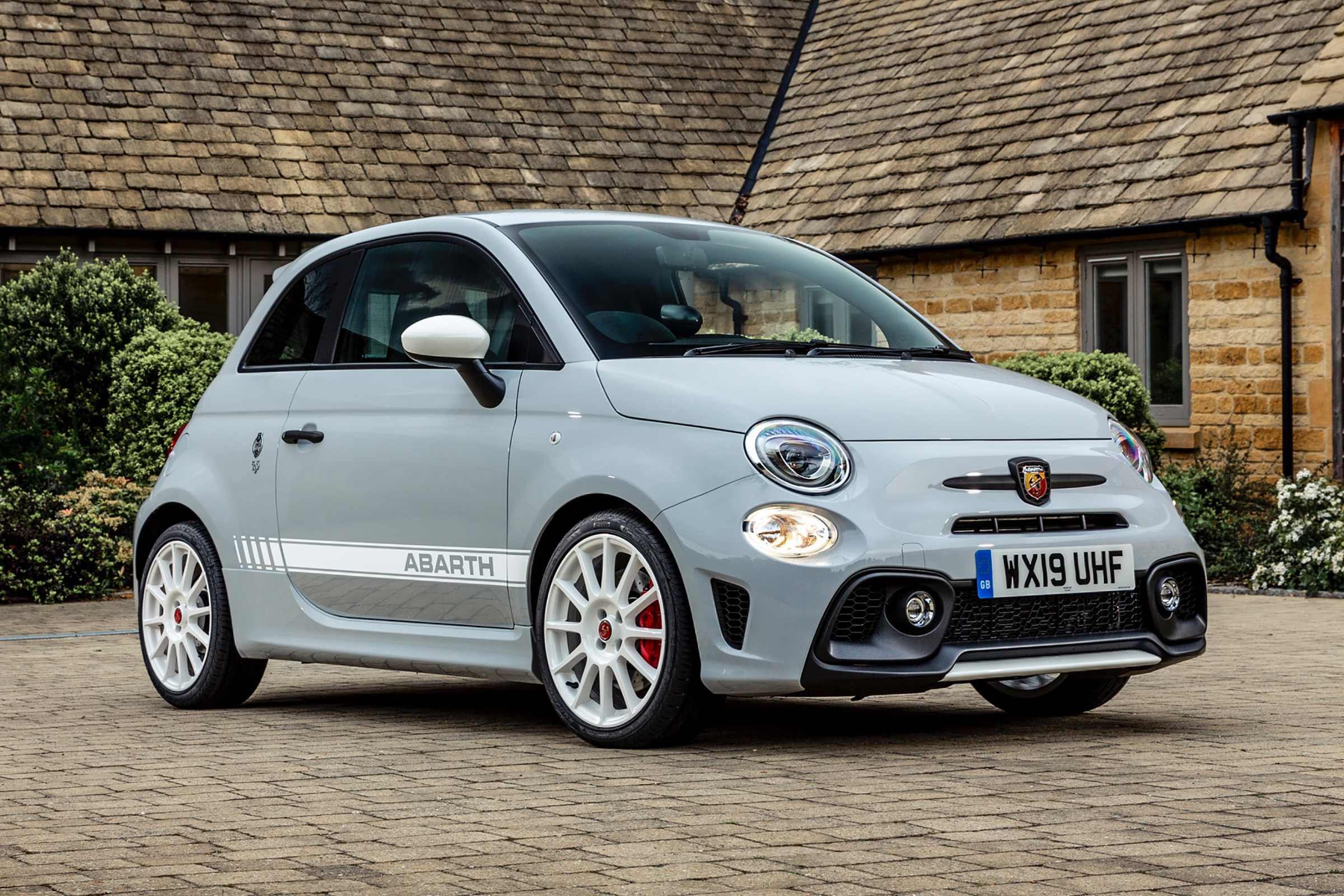 Abarth 595 essessee 70th Edition - front static 