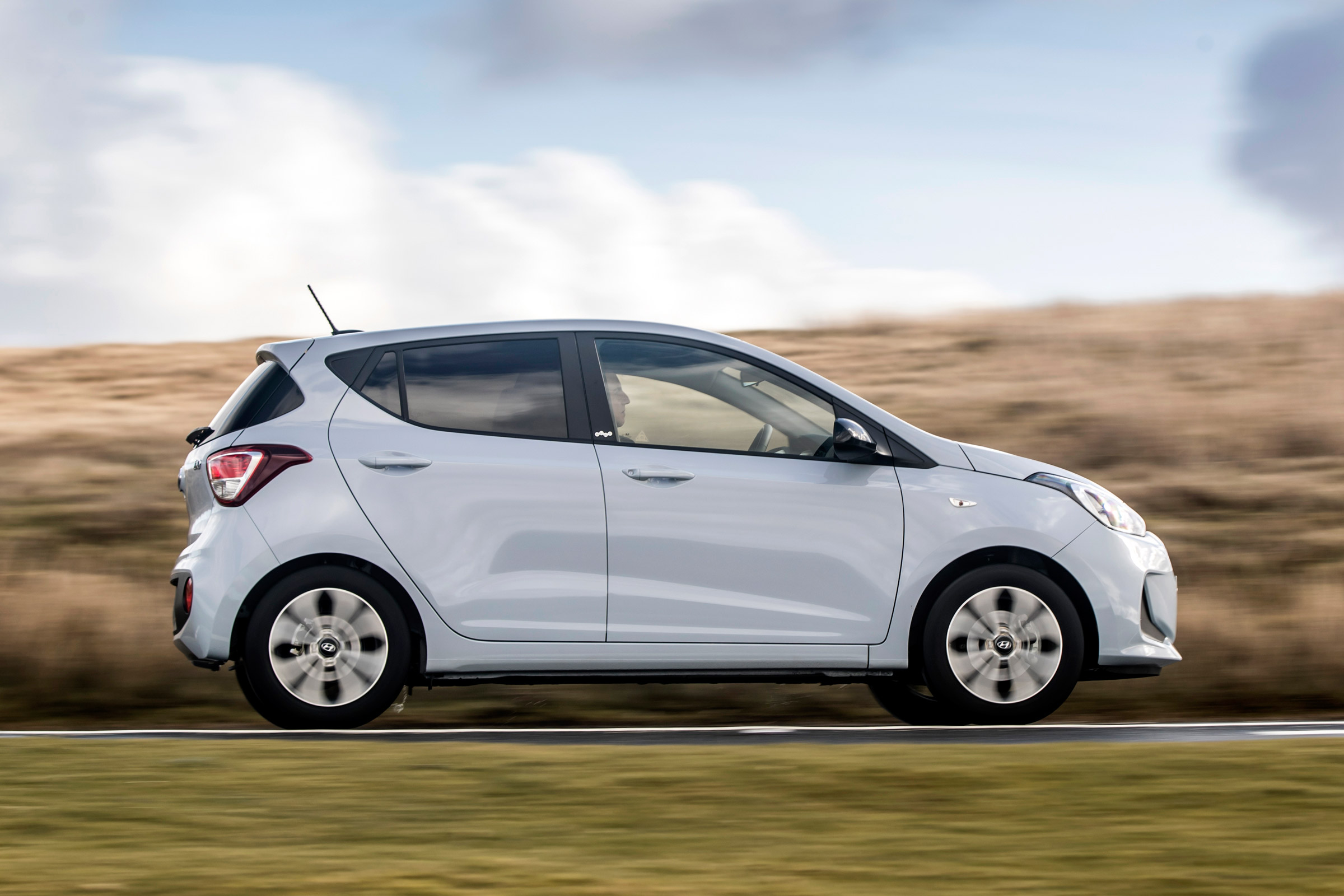 Hyundai i10 Play side