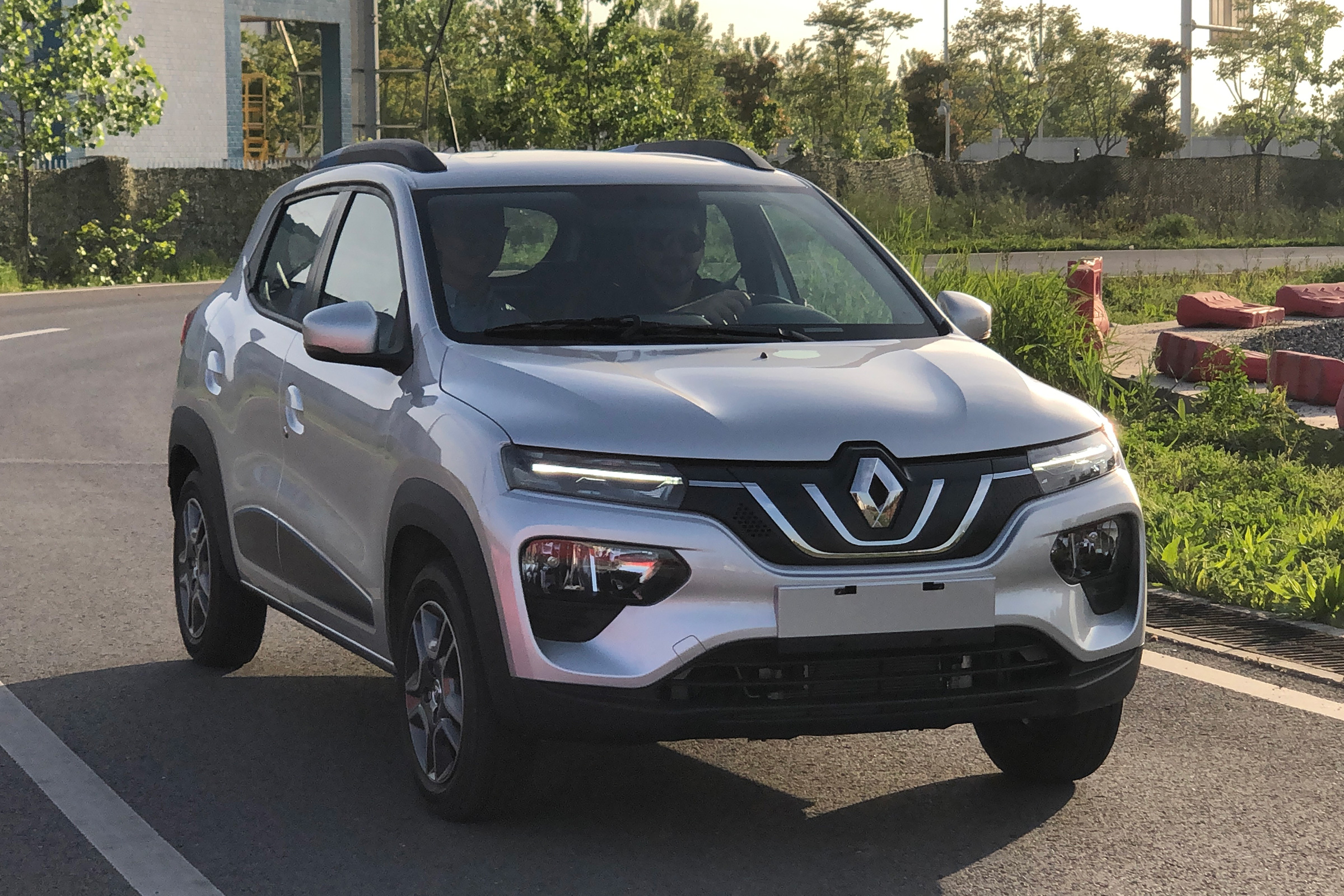 Renault K-ZE - front tracking
