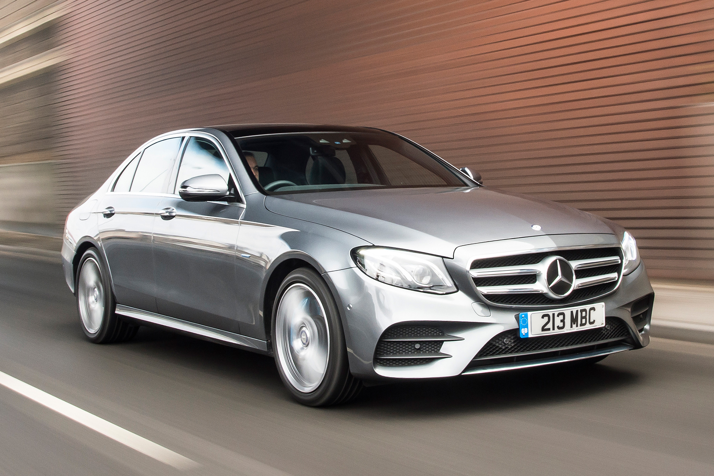 Mercedes E 300 de- front tracking 