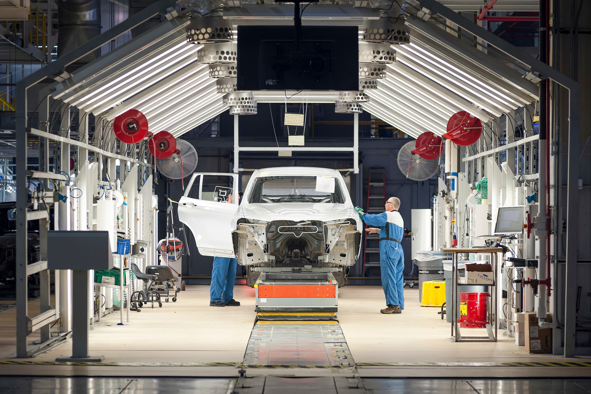 BMW SUVs feature - BMW SUV paint shop