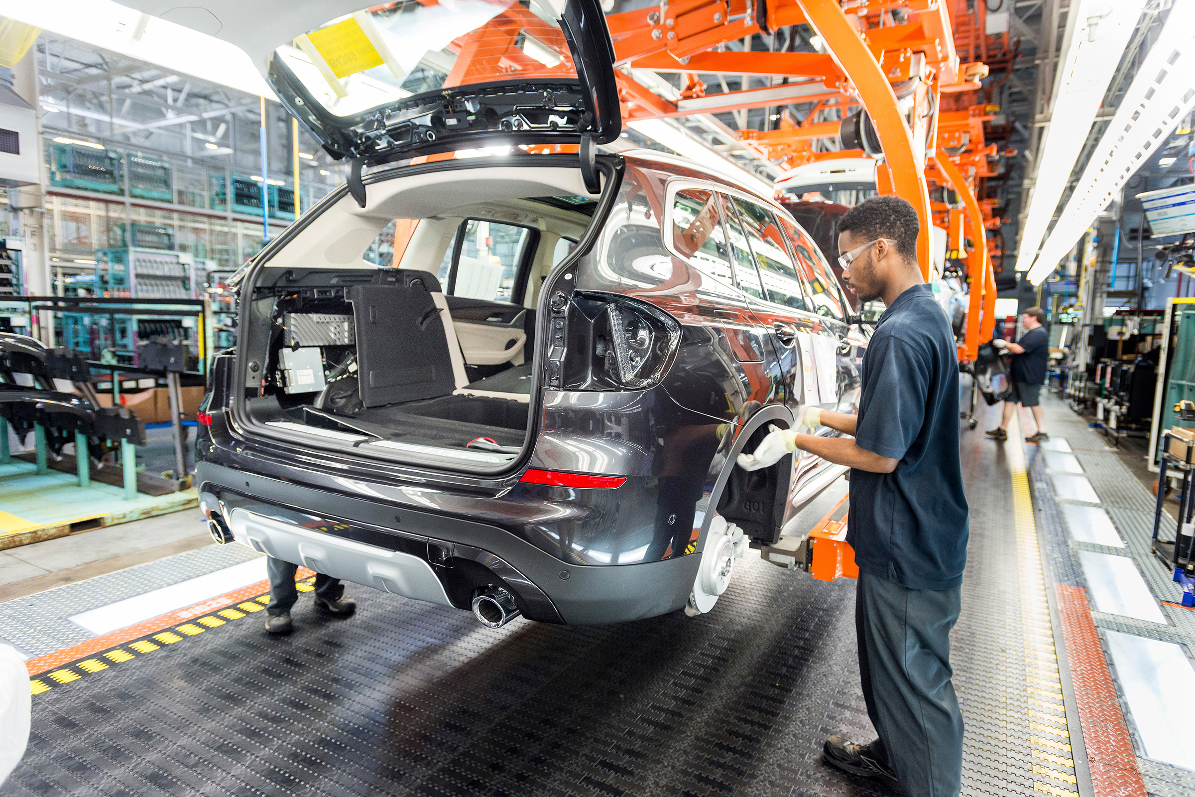 BMW SUVs feature - BMW X7 checks