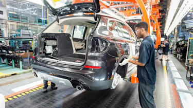 BMW SUVs feature - BMW X7 checks