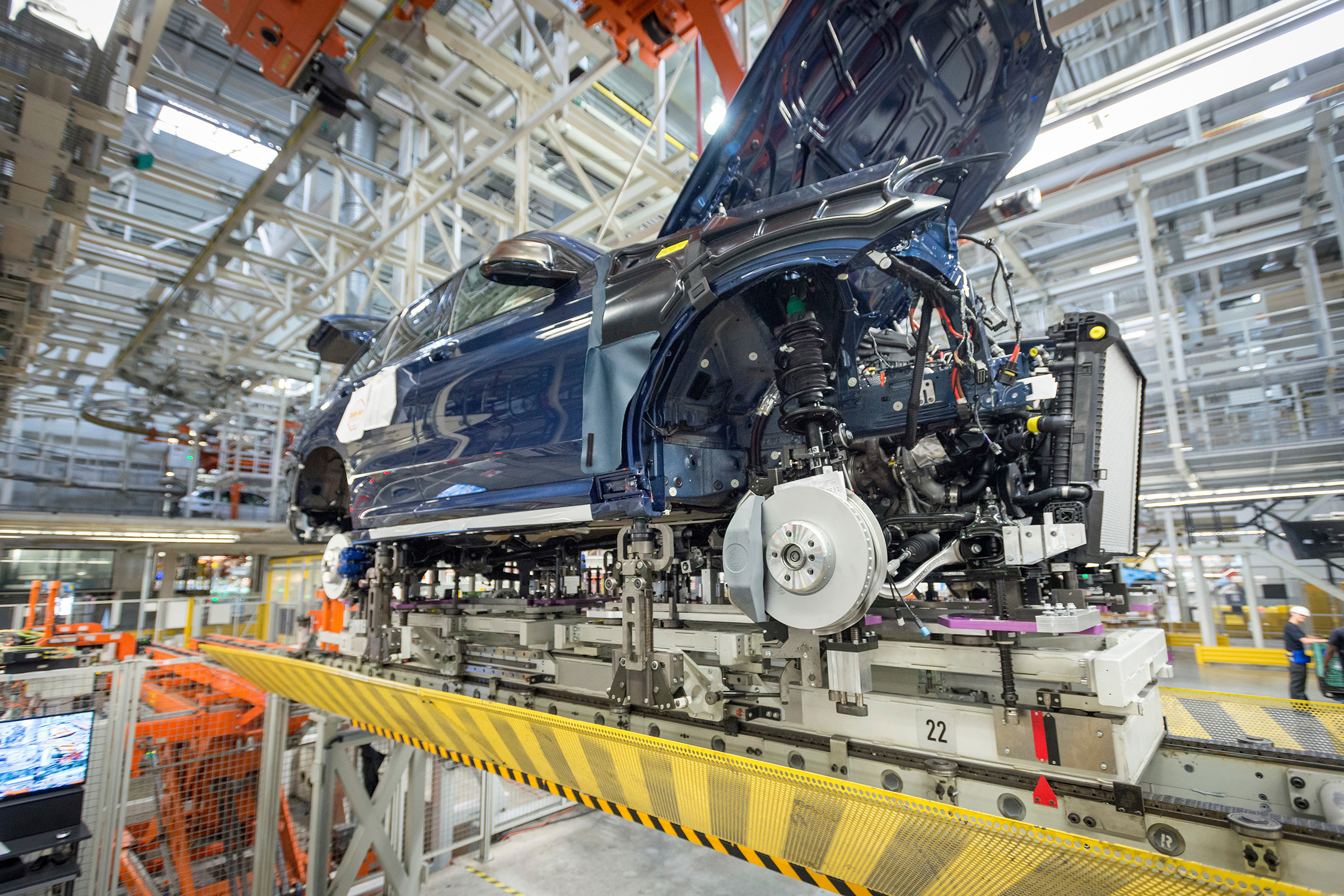 BMW SUVs feature - BMW X7 production line