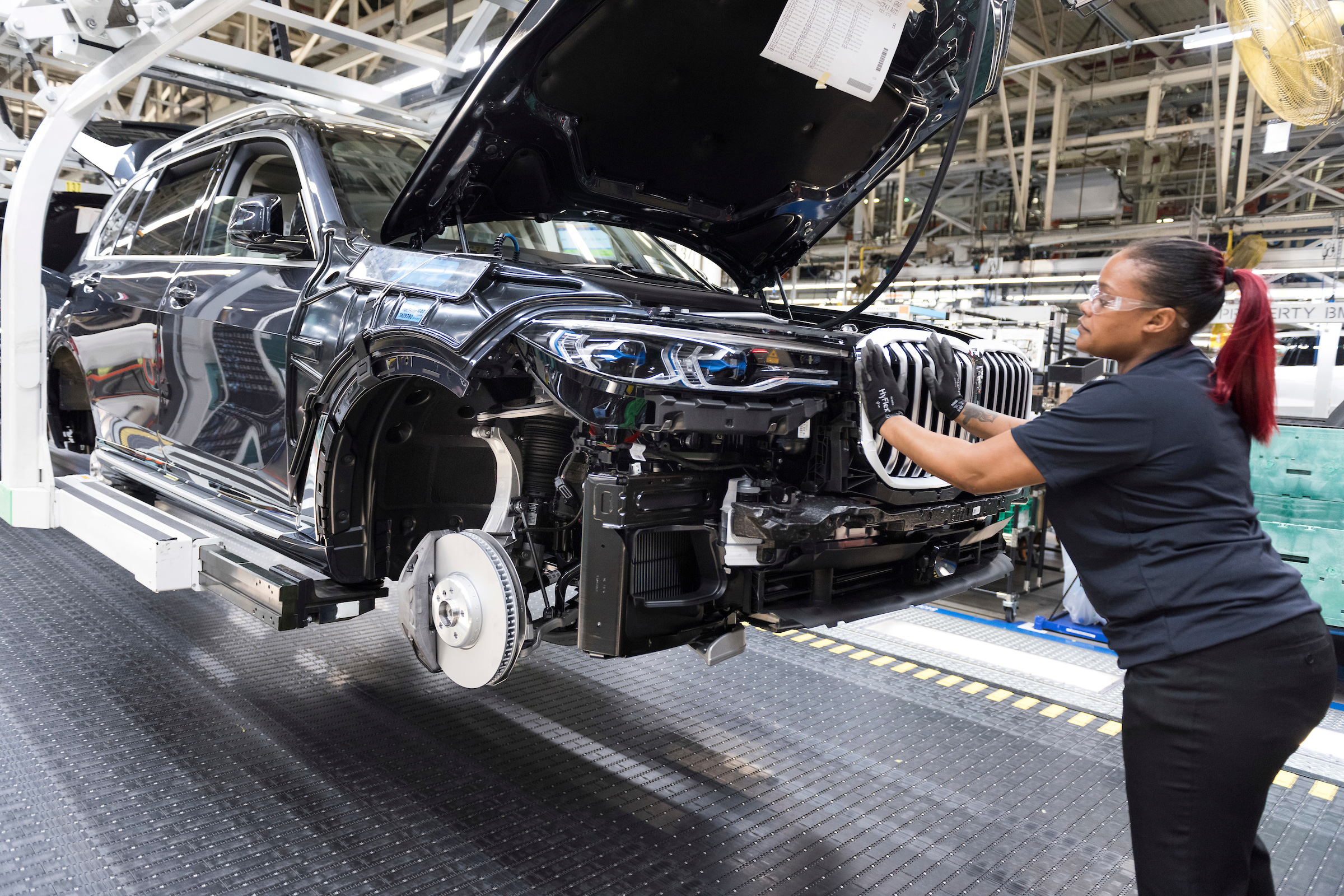 BMW SUVs feature - BMW X7 grille fitting