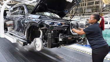 BMW SUVs feature - BMW X7 grille fitting