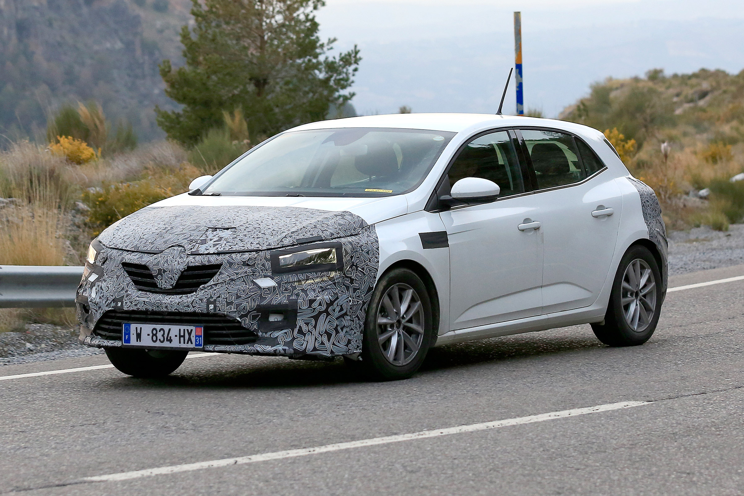 Renault Megane facelift spy shots side
