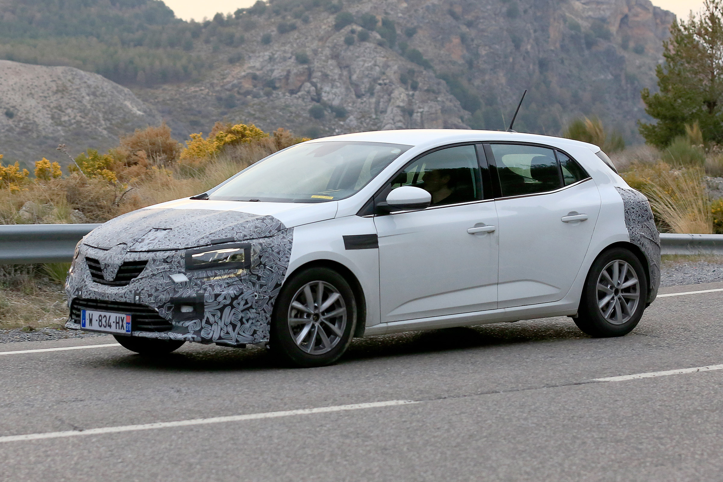 Renault Megane facelift spy shots 2020