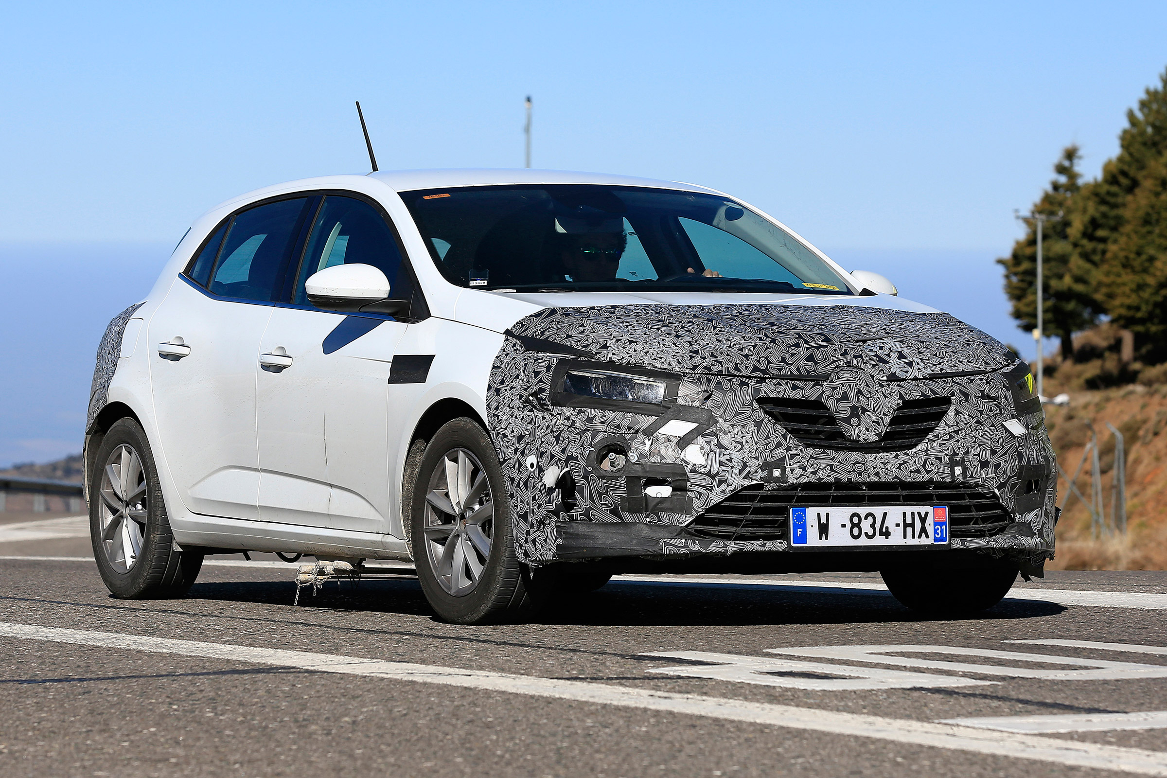 Renault Megane facelift spy shots drving