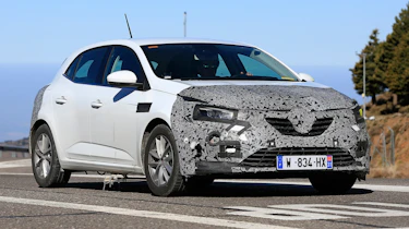 Renault Megane facelift spy shots drving